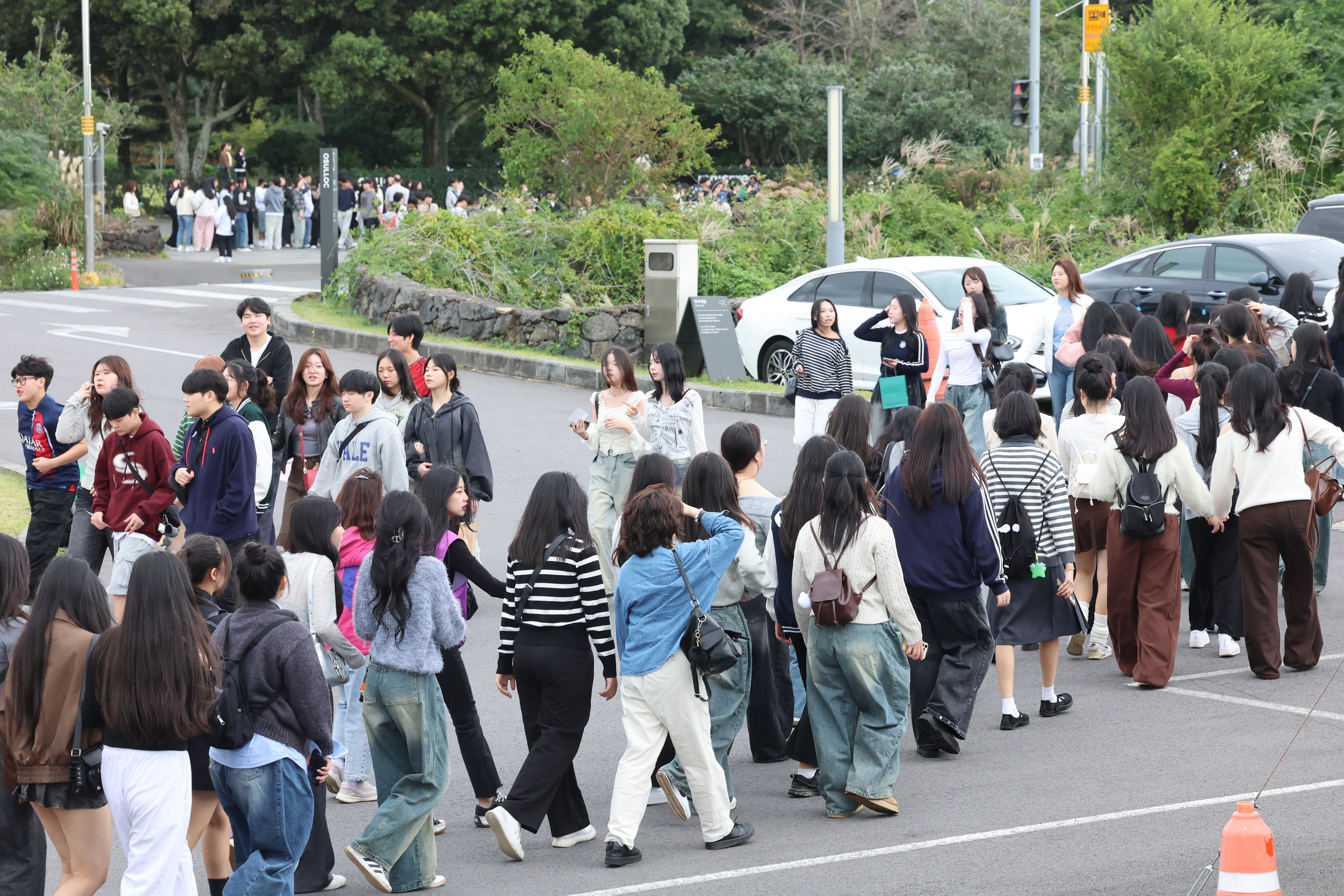 23일 오전 제주 서귀포시 안덕면 오설록 녹차밭이 수학여행을 온 학생들로 붐비고 있다. 2024.10.23. 연합뉴스