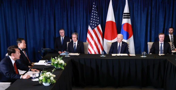 윤석열 대통령 발언 듣는 바이든 미국 대통령