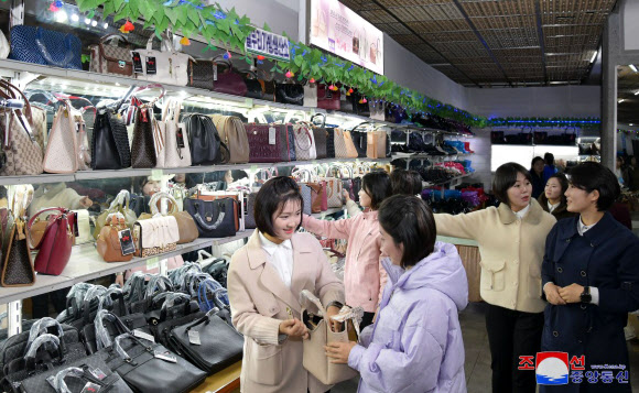 북한, 평양지하상점서 가을철상품전시회 개막