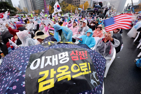 태극기와 성조기 흔드는 보수단체 회원들