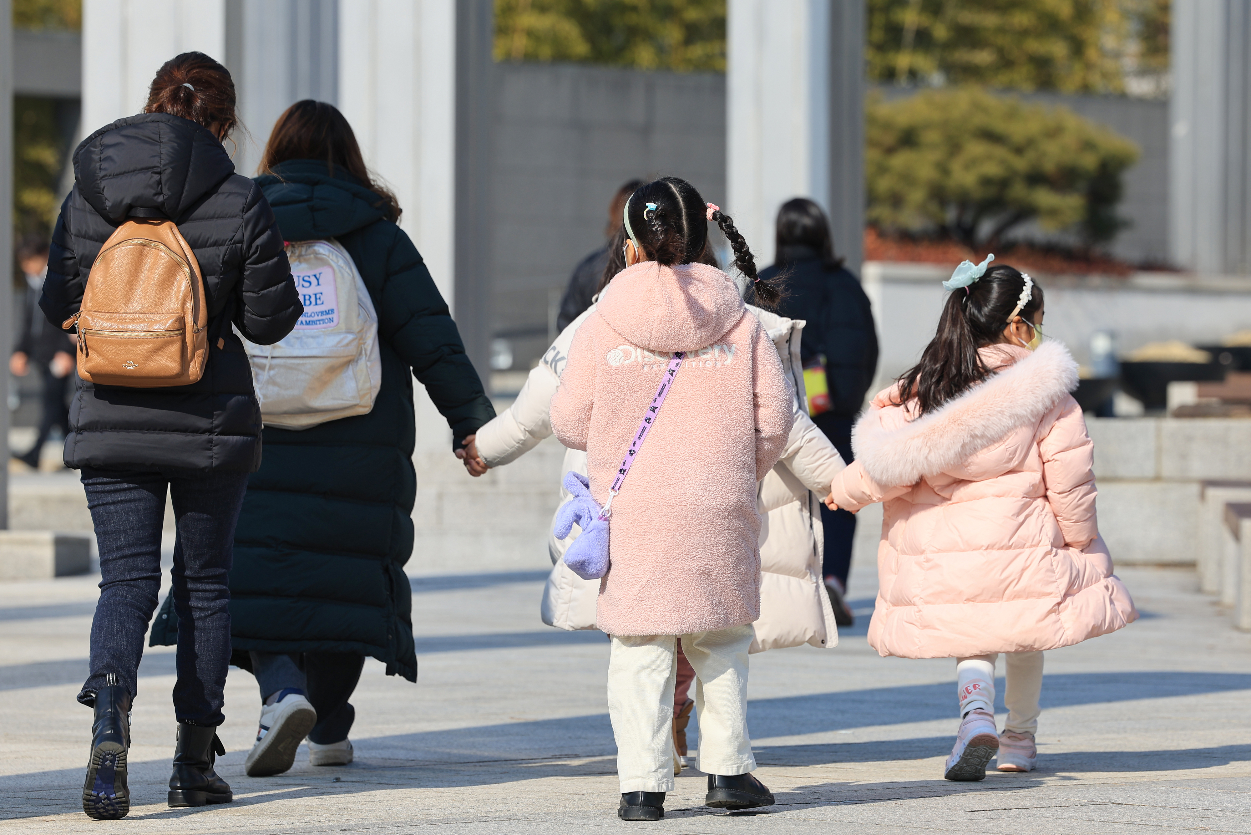 서울 용산구 국립중앙박물관을 찾은 어린이들이 가족과 함께 이동하고 있다. 2024.1.31 연합뉴스