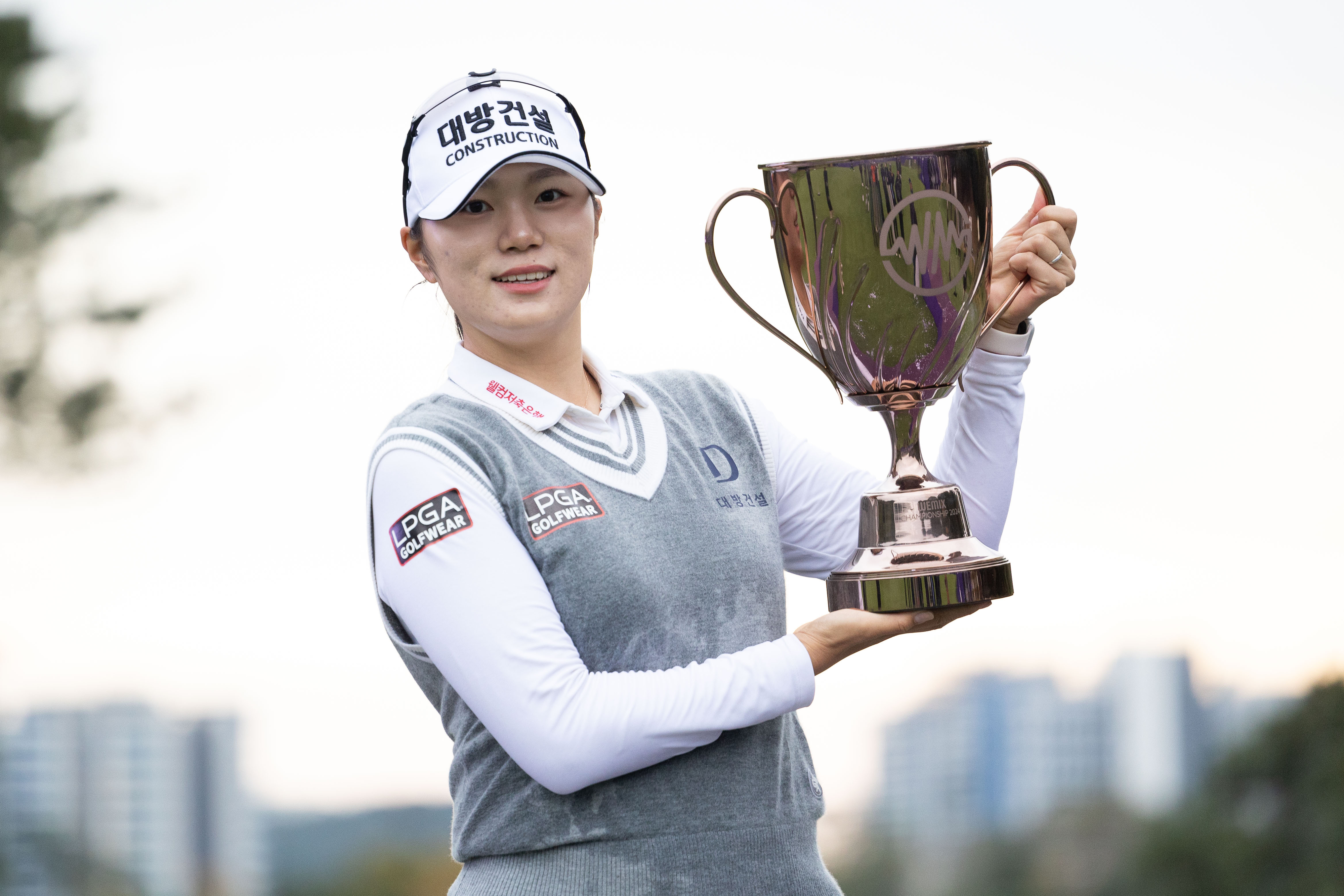 한국여자프로골프(KLPGA) 투어 2년 차 김민선이 17일 부산 기장군 해운대비치 골프앤리조트에서 막을 내린 이벤트 대회 위믹스 챔피언십에서 연장전 끝에 김수지를 누르고 우승한 뒤 트로피를 들고 포즈를 취하고 있다. 대회 조직위원회 제공