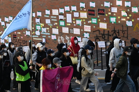 동덕여자대학교의 남녀공학 전환 추진 논의가 알려진 12일 서울 성북구 동덕여대에서 학생들이 반대 시위를 하고 있다. 학교 측은 남녀공학 전환에 대해 확정된 사안이 아니라는 입장을 밝혔다. 2024.11.12 홍윤기 기자