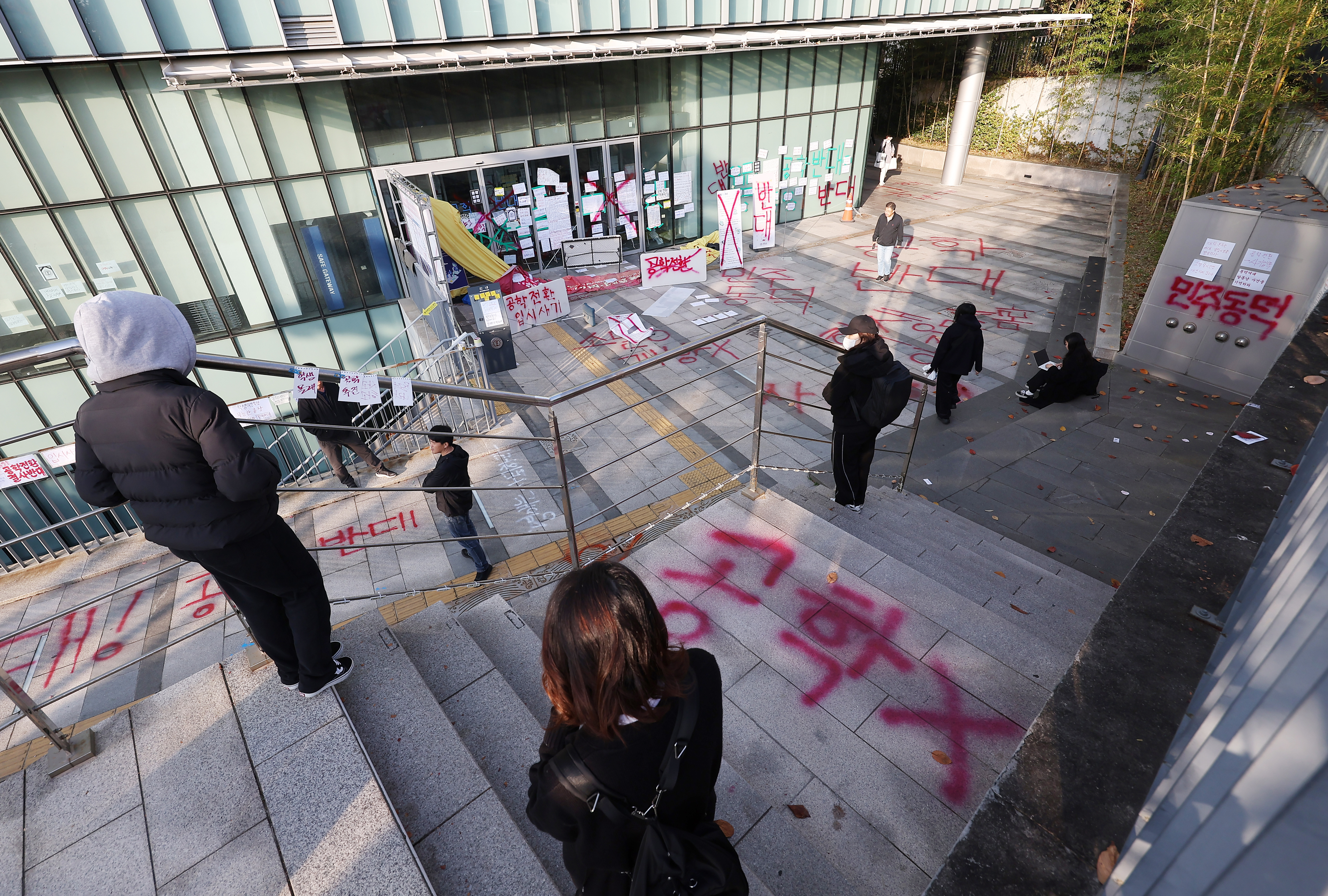 동덕여자대학교의 남녀공학 전환 추진 논의에 반발한 학생들이 12일 오전 서울 성북구 동덕여대 백주년기념관에서 항의하며 문을 막고 있다.  연합뉴스