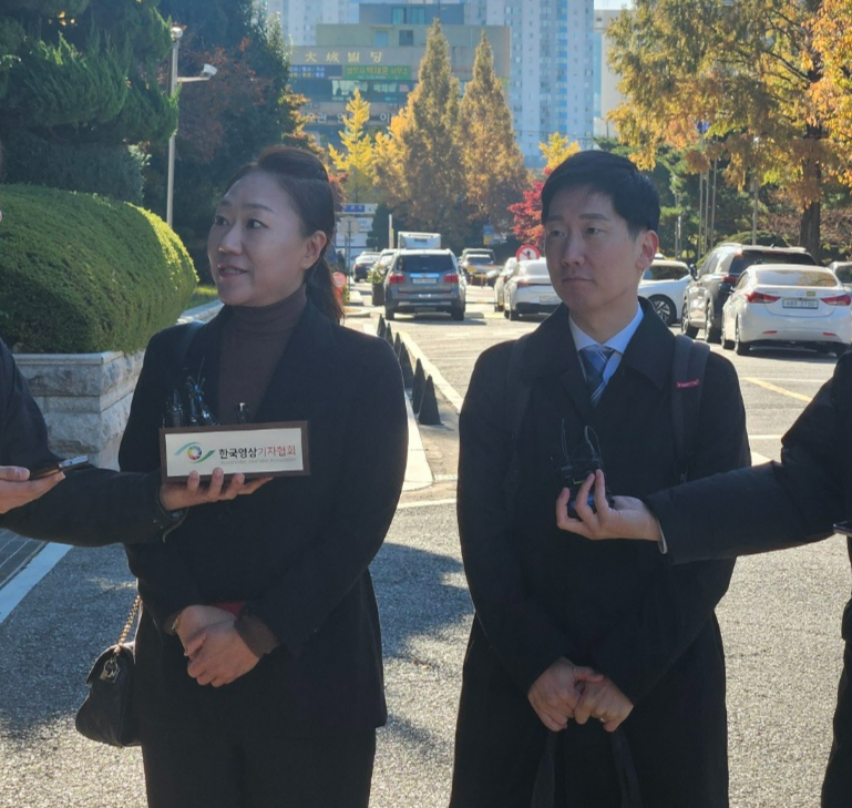 윤석열 대통령 배우자 김건희 여사 공천개입 의혹 등을 제기한 강혜경(왼쪽)씨가 18일 소환조사를 받고자 경남 창원시 성산구 창원지방검찰청에 출석해 취재진 질문에 답하고 있다. 오른쪽은 강씨 법률 대리인인 김규현 변호사. 2024.11.18. 이창언 기자