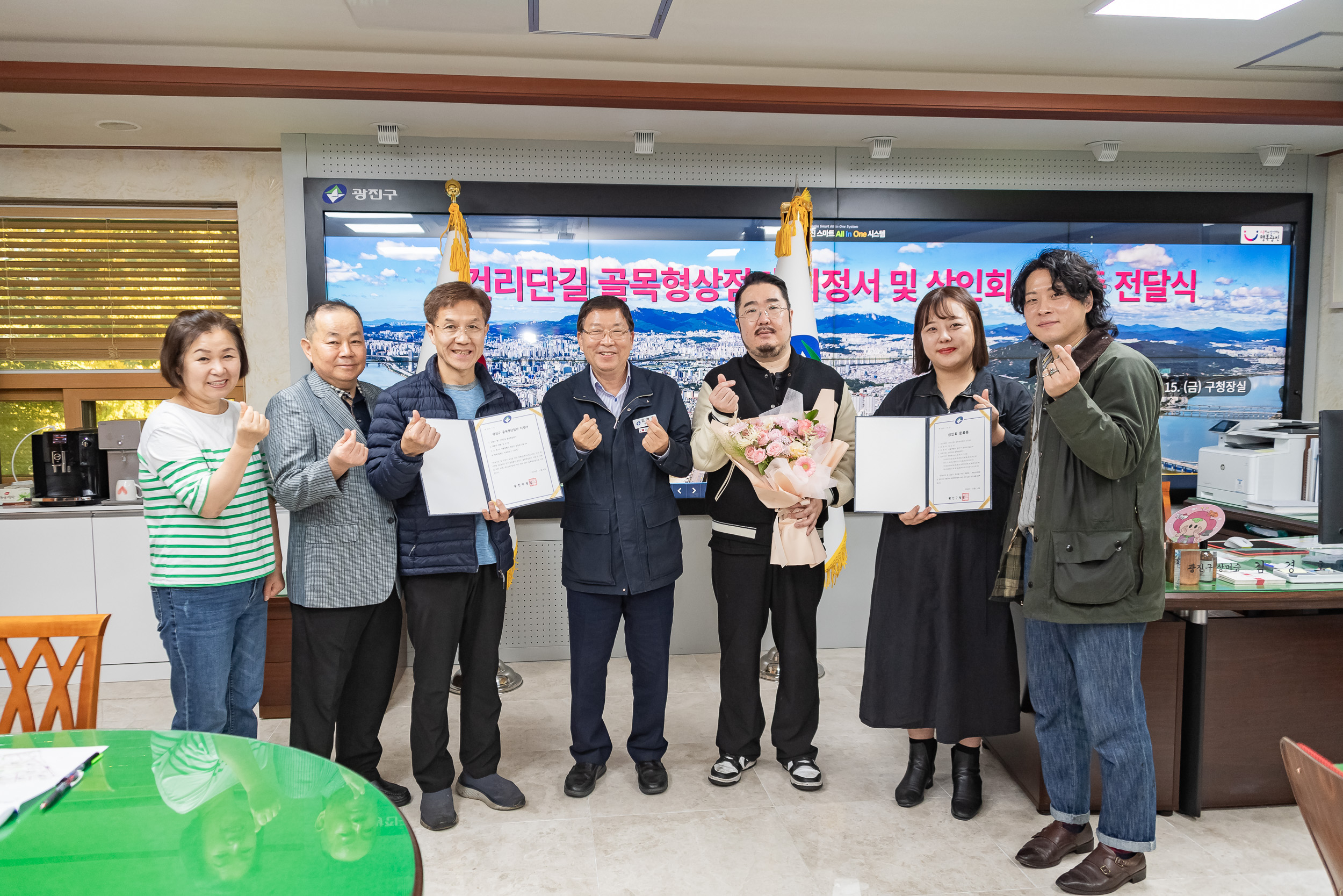 김경호(왼쪽 네 번째) 서울 광진구청장과 건리단길 상인회 관계자들이 기념 촬영하고 있다. 광진구 제공