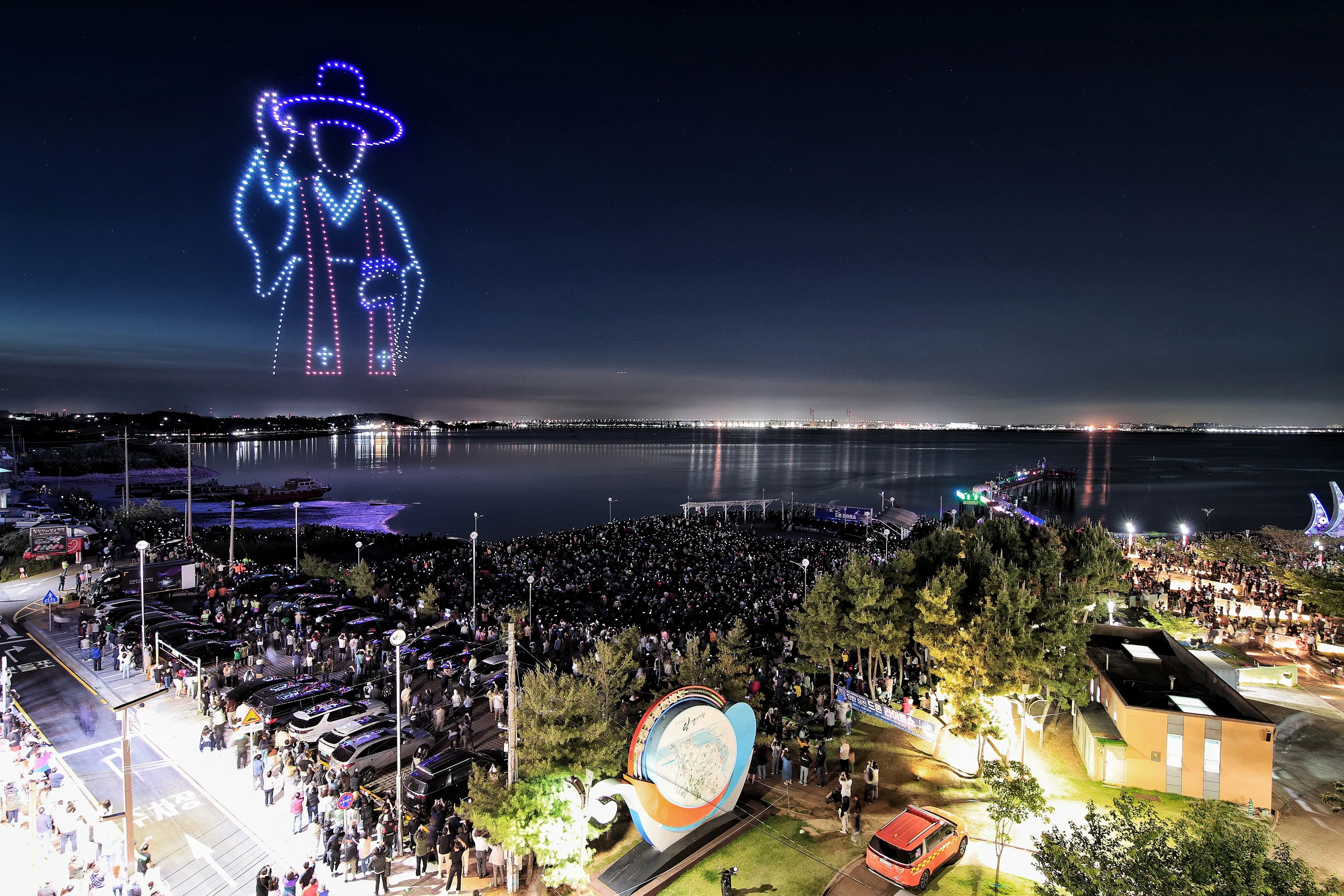 당진 삽교호 관광지에서 ‘드론 라이트 쇼’가 펼쳐지고 있다.
당진시 제공