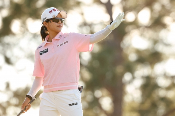 2024 미국여자프로골프(LPGA) 투어 신인왕에 도전하는 임진희가 18일(한국시간) 미국 플로리다주 벨에어의 펠리컨 골프클럽에서 열린 더 안니카 드리븐 최종 4라운드 17번 홀에서 티샷을 준비하고 있다. ﻿ <br>벨에어 AFP 연합뉴스