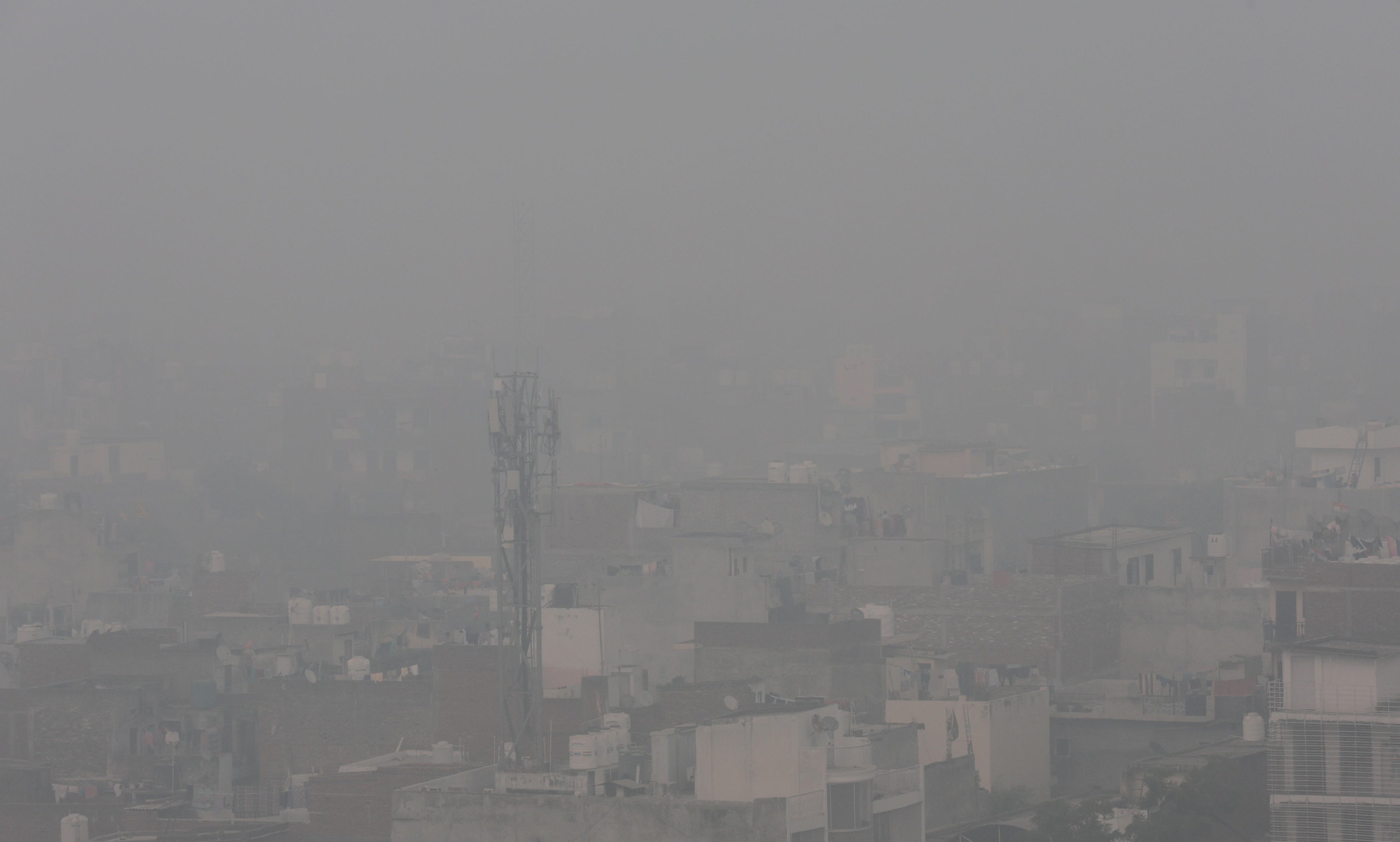 대기질지수(AQI)가 관측 이래 2번째 최악까지 치솟은 18일(현지시간) 인도 델리 시내에 짙은 스모그가 깔려 있다. 2024.11.18 EPA 연합뉴스