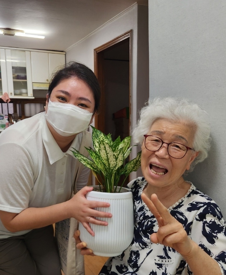 서울 도봉구의 원예치료사가 지역 어르신에게 반려식물을 전달하고 있다. 도봉구 제공