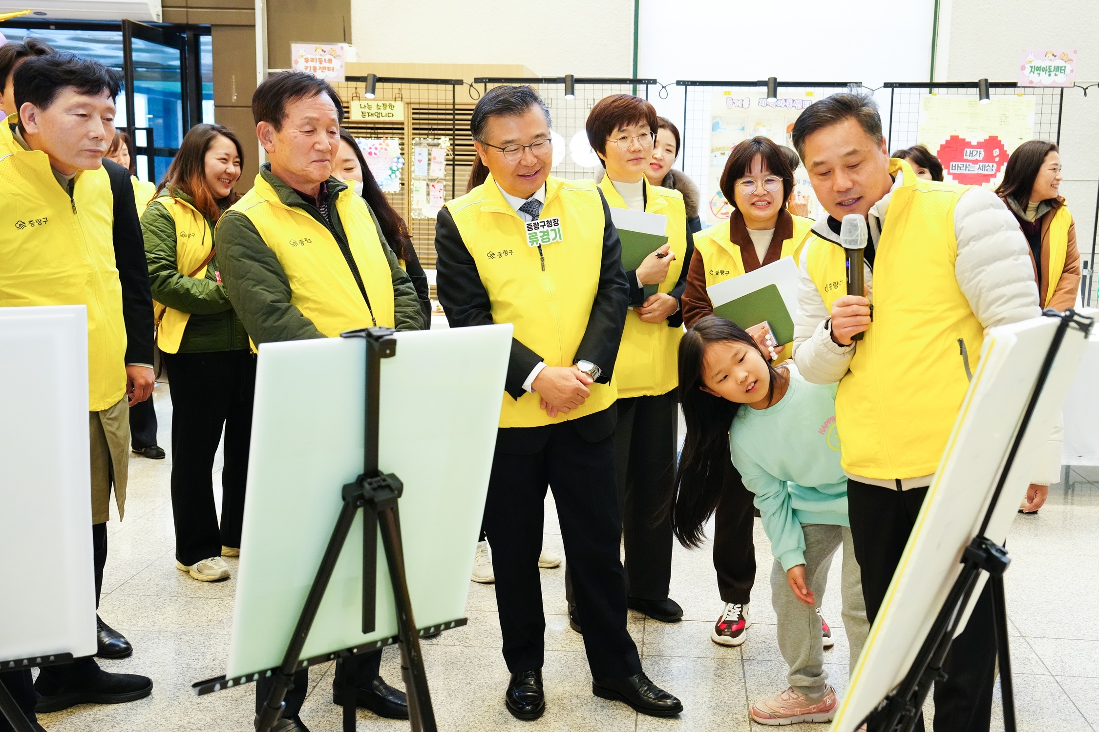 류경기(왼쪽 세 번째) 서울 중랑구청이 아동학대 예방 캠페인에 참여하고 있다. 중랑구 제공