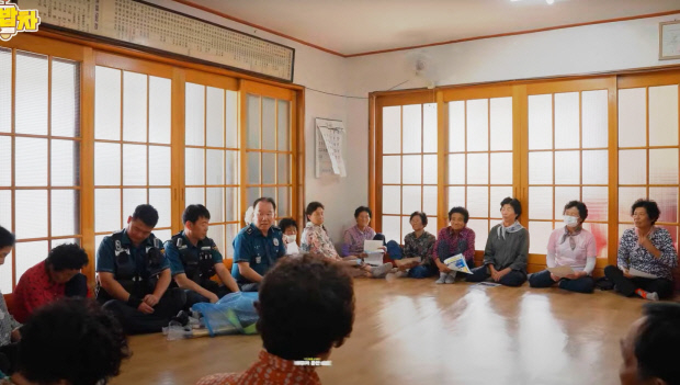 전남도자치경찰위원회와 농림축산식품부가 협업해 제작한 ‘지키미 밥차-고흥 경찰서’편에 소개된 ‘뻐꾸기 문안순찰’ 모습. 전남도 제공