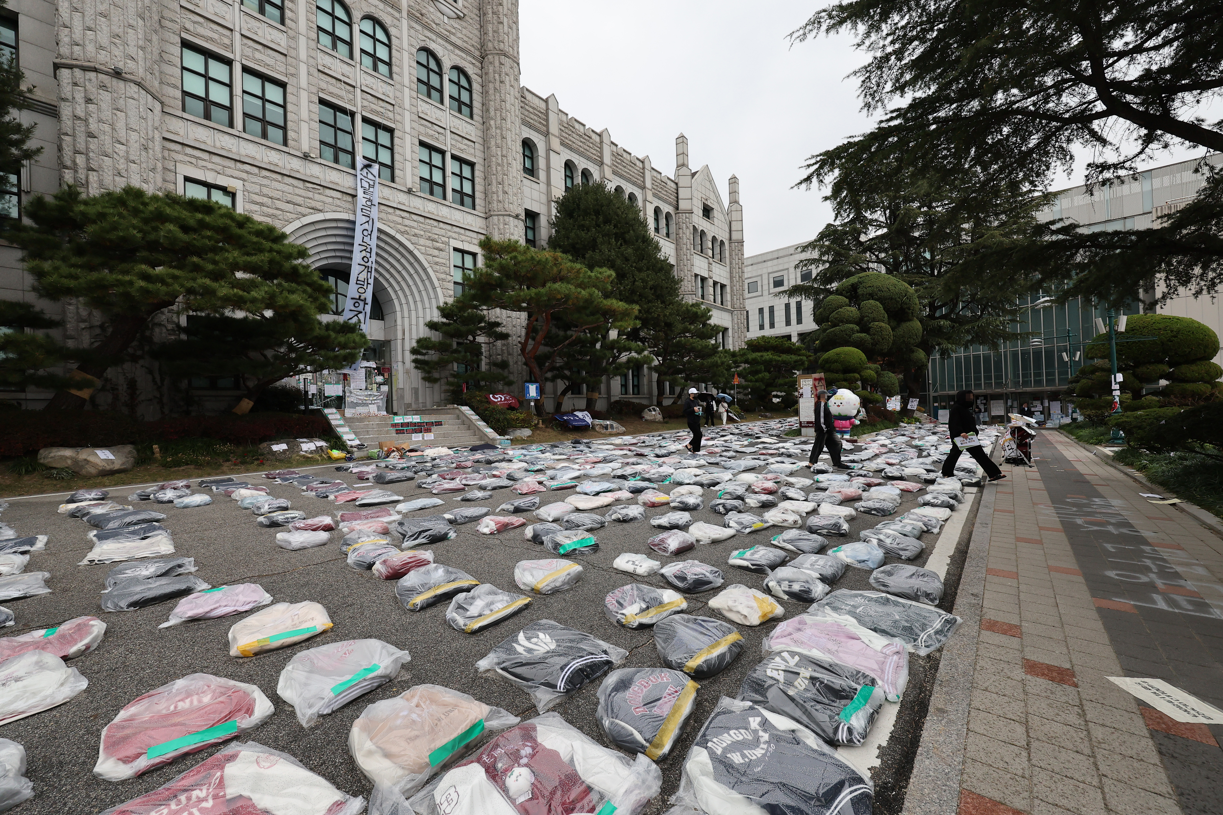 동덕여대가 남녀공학으로 전환하는 방안을 논의한 것으로 알려지면서 시작된 학생들의 반대 시위가 이어지고 있다.  사진은 지난 14일 오전 서울 성북구 동덕여대 모습. 2024.11.14 연합뉴스