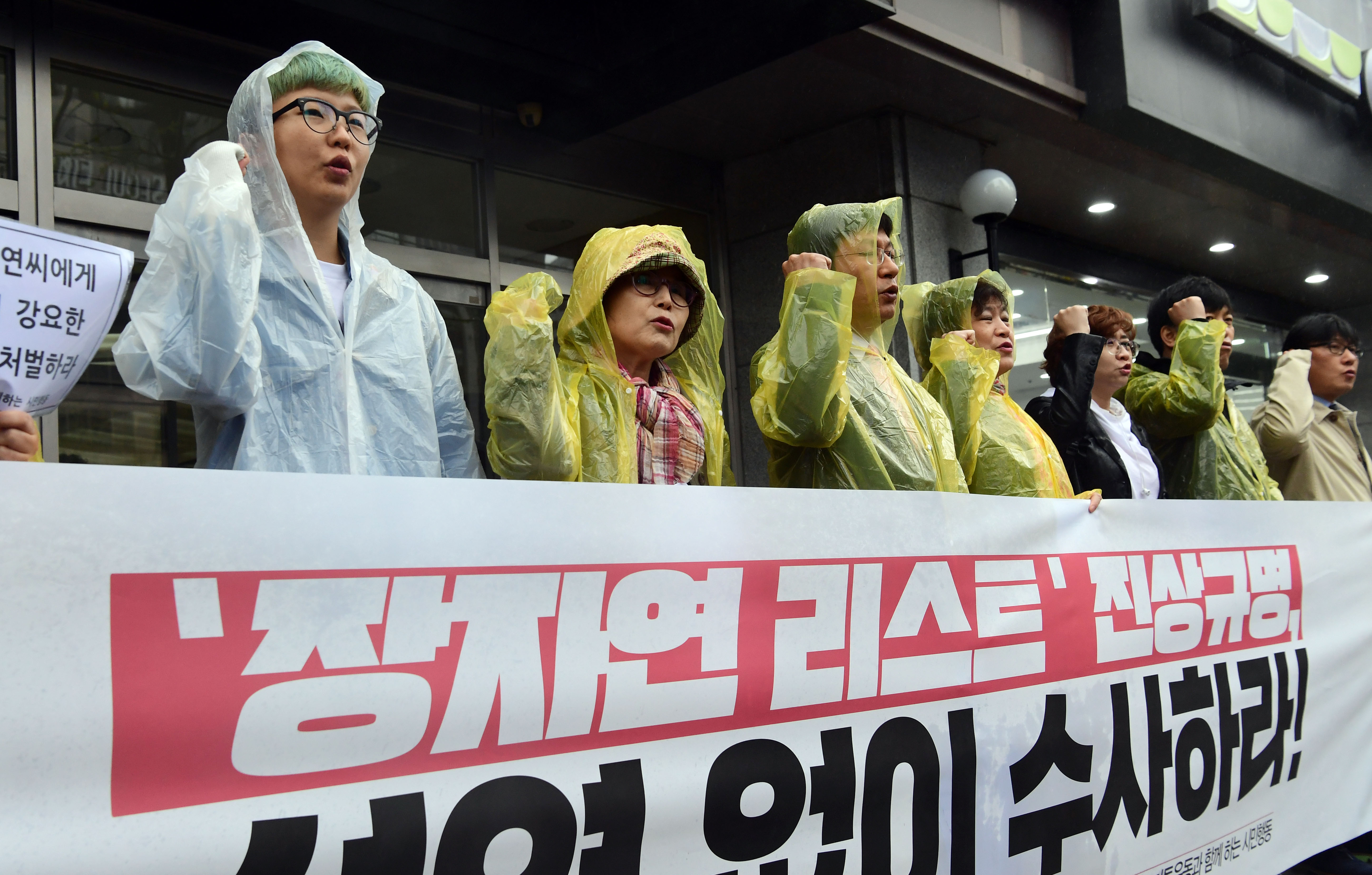 5일 서울 태평로 조선일보사 앞에서 열린 ‘장자연리스트’ 진상규명 촉구 기자회견에서 언론시민사회단체와 미투운동과 함께하는 시민행동 소속 회원들이 구호를 외치고 있다. 2018. 4. 5 정연호 기자 tpgod@seoul.co.kr