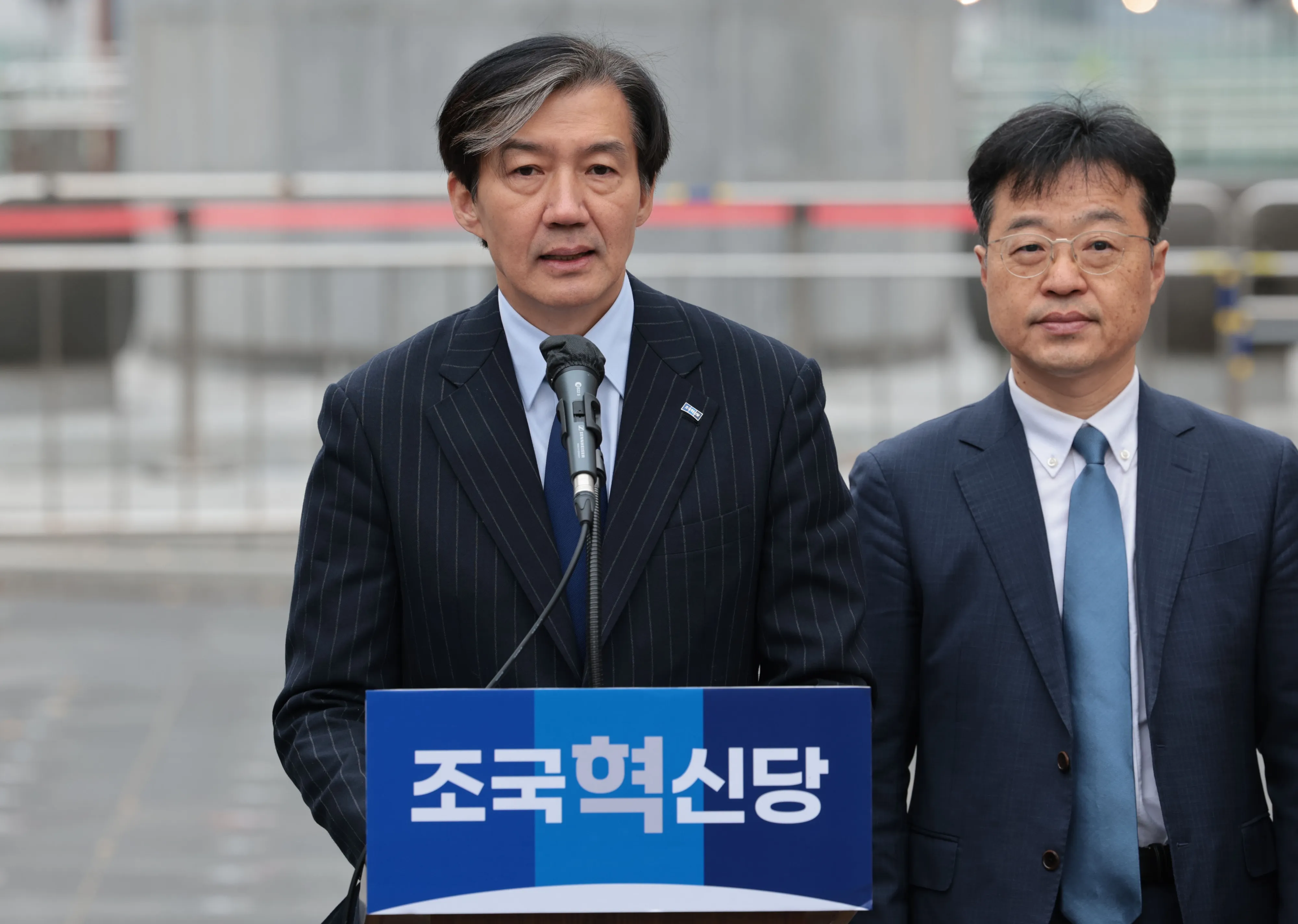 발언하는 조국 대표  조국(왼쪽) 조국혁신당 대표가 지난 20일 서울 종로구 광화문광장 이순신 장군 동상 앞에서 열린 윤석열 대통령 탄핵소추안 초안 공개 기자회견에서 발언하고 있다. 2024.11.20