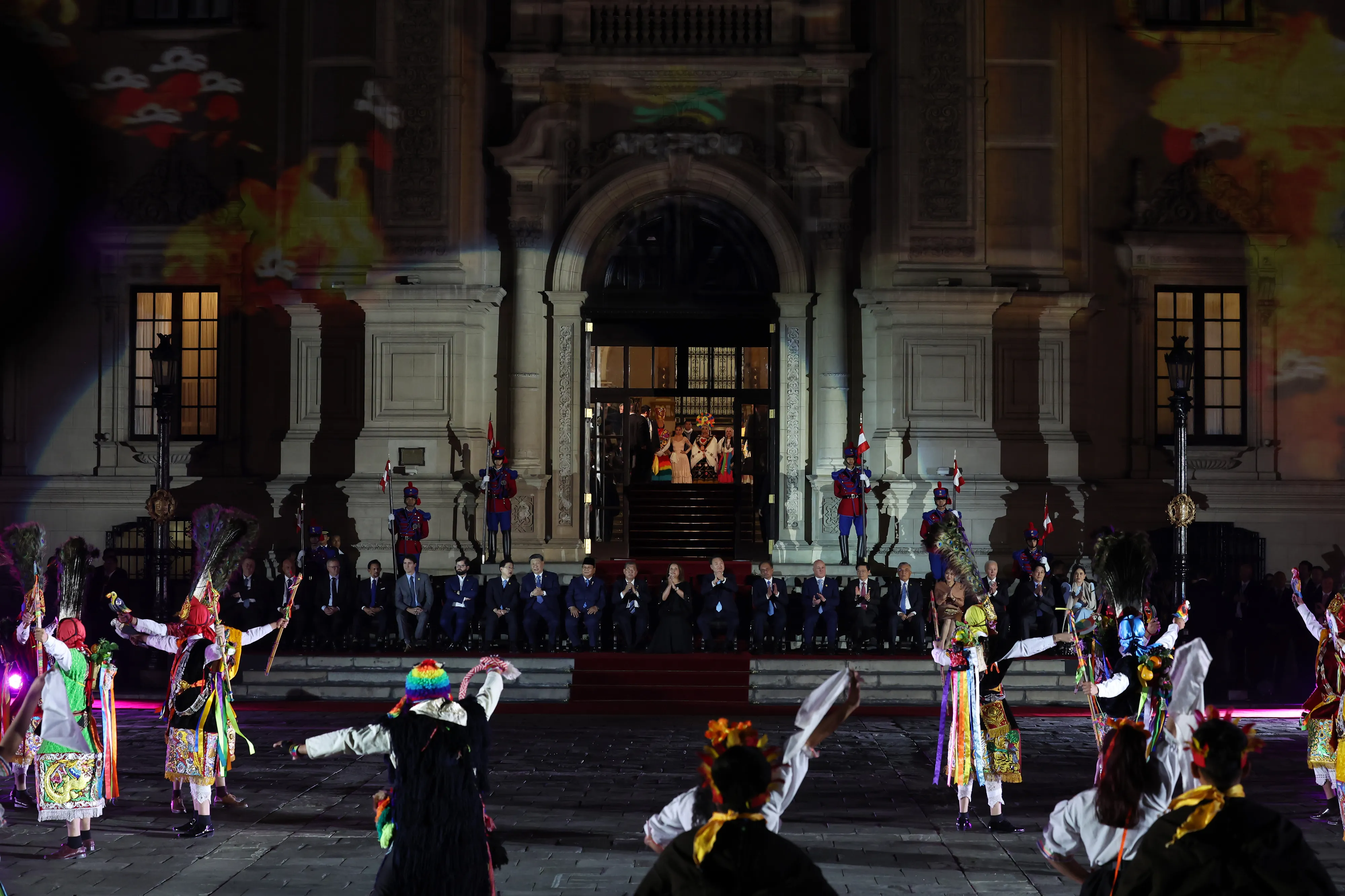 윤석열 대통령이 15일(현지시간) 페루 리마 대통령궁에서 열린 31차 아시아태평양경제협력체(APEC) 정상 만찬에 참석해 각국 정상들과 페루 전통 문화 공연을 관람하고 있다. 2024.11.16 공동취재