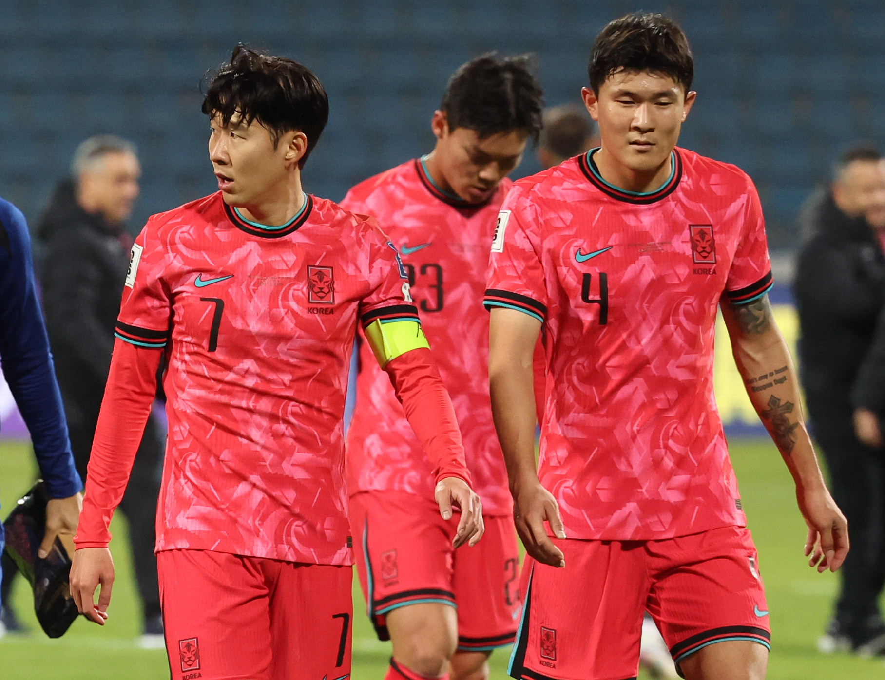 한국축구 국가대표 김민재가 20일(한국시간) 요르단 암만 국제 경기장에서 끝난 2026 북중미월드컵 아시아 지역 3차 예선 B조 6차전 팔레스타인과의 경기에서 1-1로 비긴 뒤 손흥민과 아쉬워하고 있다. 요르단 뉴시스