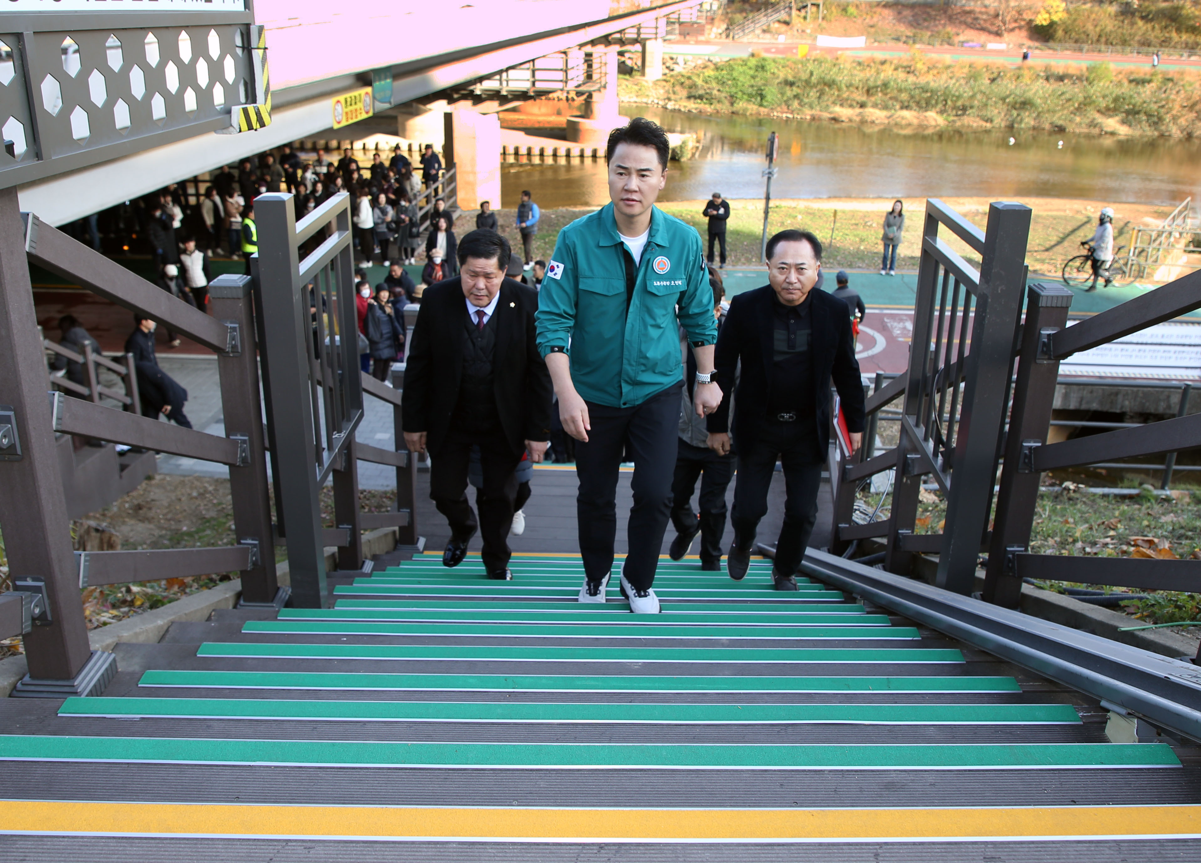 오언석(가운데 ) 서울 도봉구청장이 구청 직원, 구민들과 산책길을 오르고 있다. 도봉구 제공