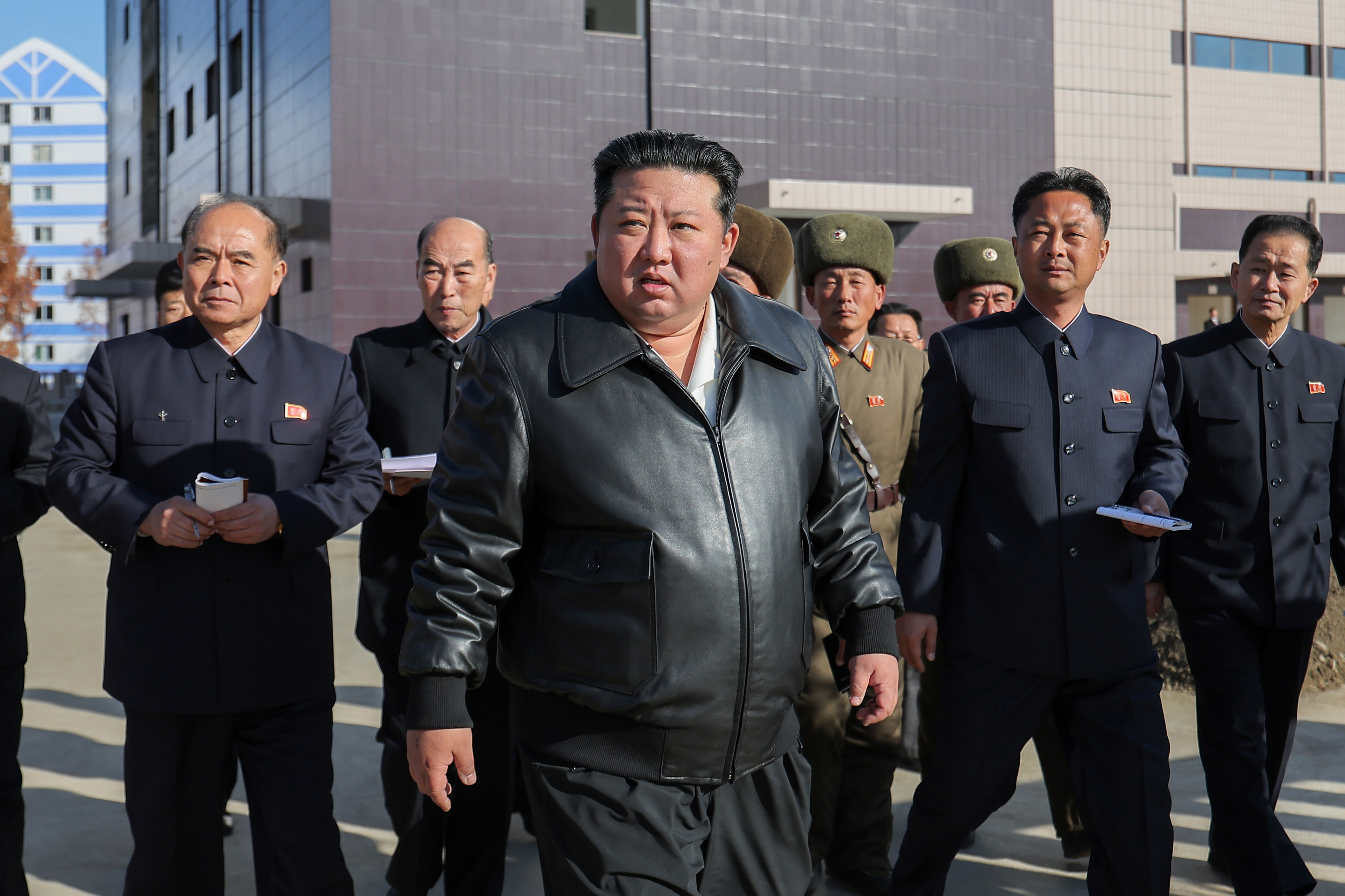 김정은 북한 국무위원장이 지난 19일 간부들과 함께 평안남도 성천군 지방공업공장 건설 현장을 둘러보고 있다. 평양 조선중앙통신 연합뉴스