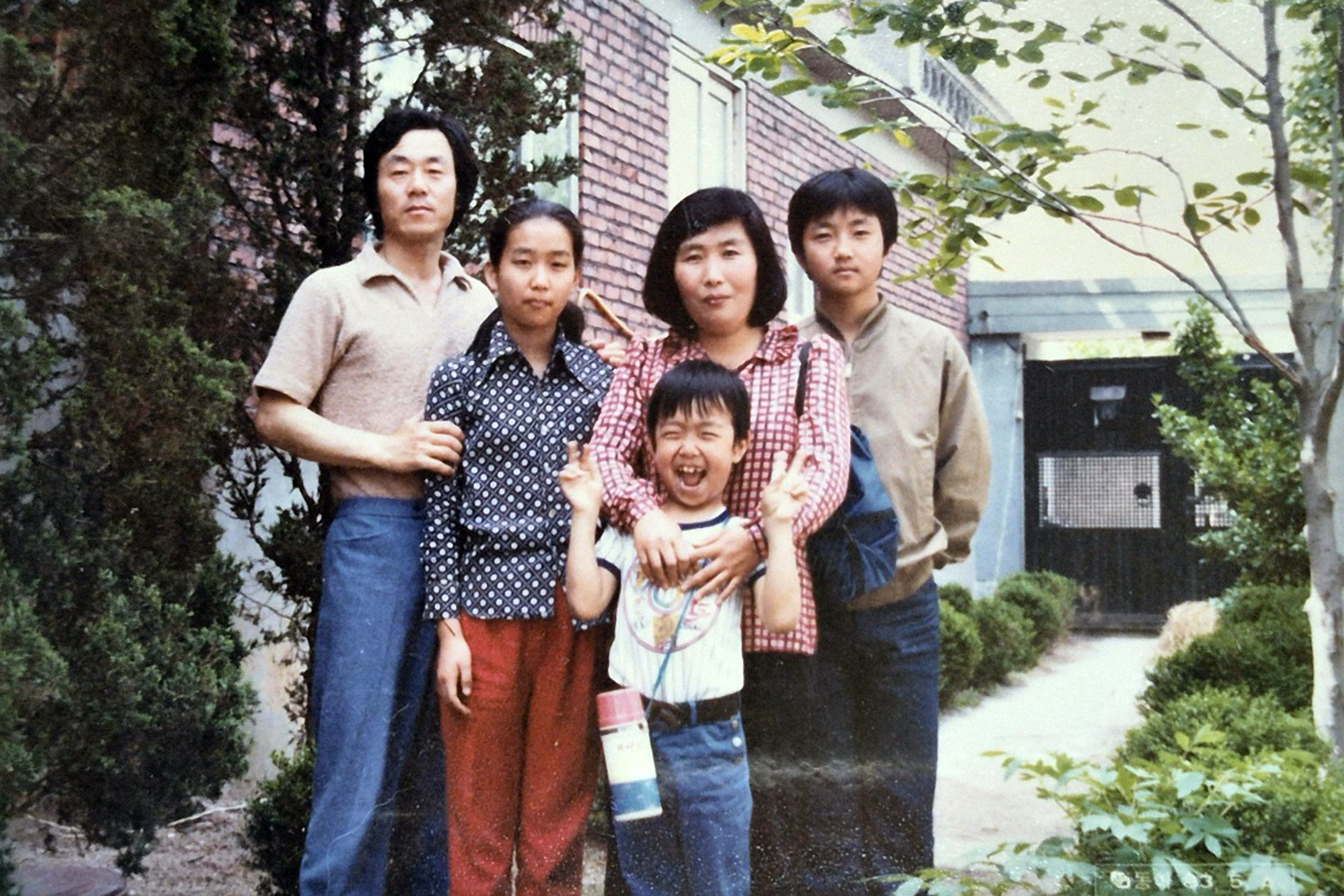 한강 작가의 부친인 한승원 작가가 공개한 한강(왼쪽 두 번째)의 성장기 시절이 담긴 가족 사진. 연합뉴스