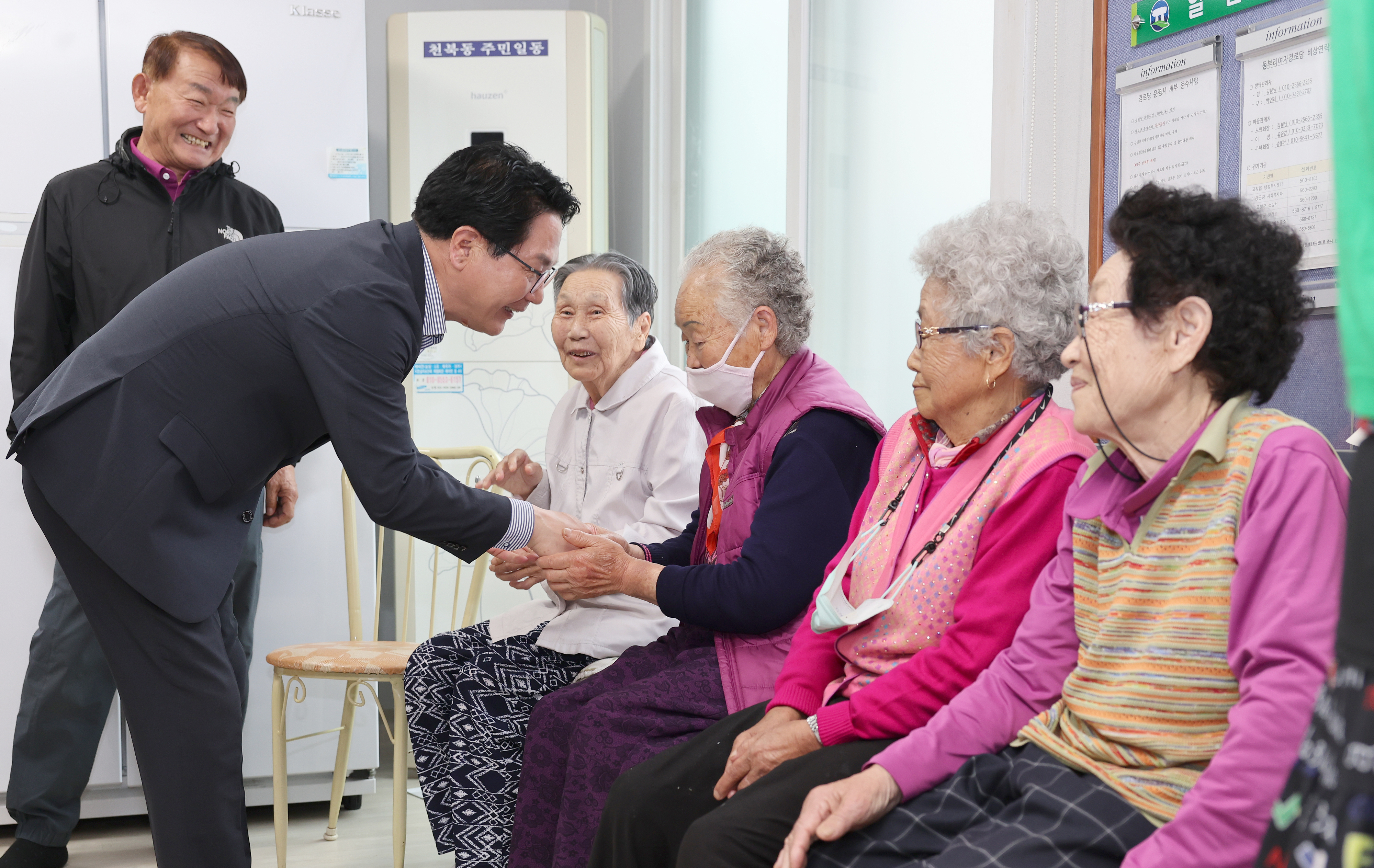 심덕섭 고창군수가 경로당을 찾아 어르신들의 안부를 살피고 있다. 고창군 제공