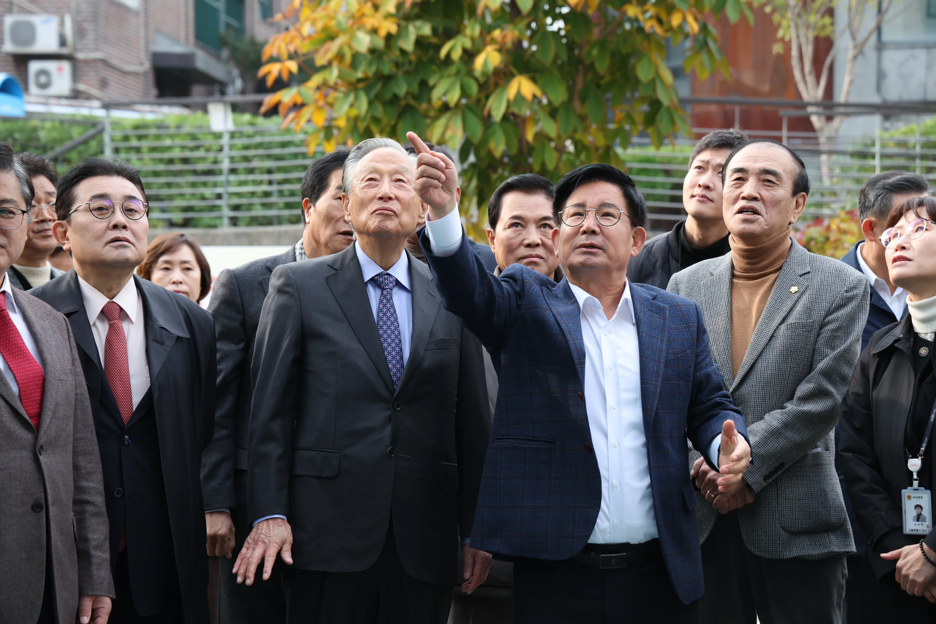 지난 20일 서울 마포구에서 열린 김대중길 명명식 행사가 끝난 뒤 박강수(오른쪽 두번째) 서울 마포구청장이 권노갑(세번째) 김대중재단 이사장, 전병헌(네번째), 백남환(첫번째)마포구의장과 함께 주변을 둘러보며 표지판 등 시설물을 점검하고 있다.
마포구 제공