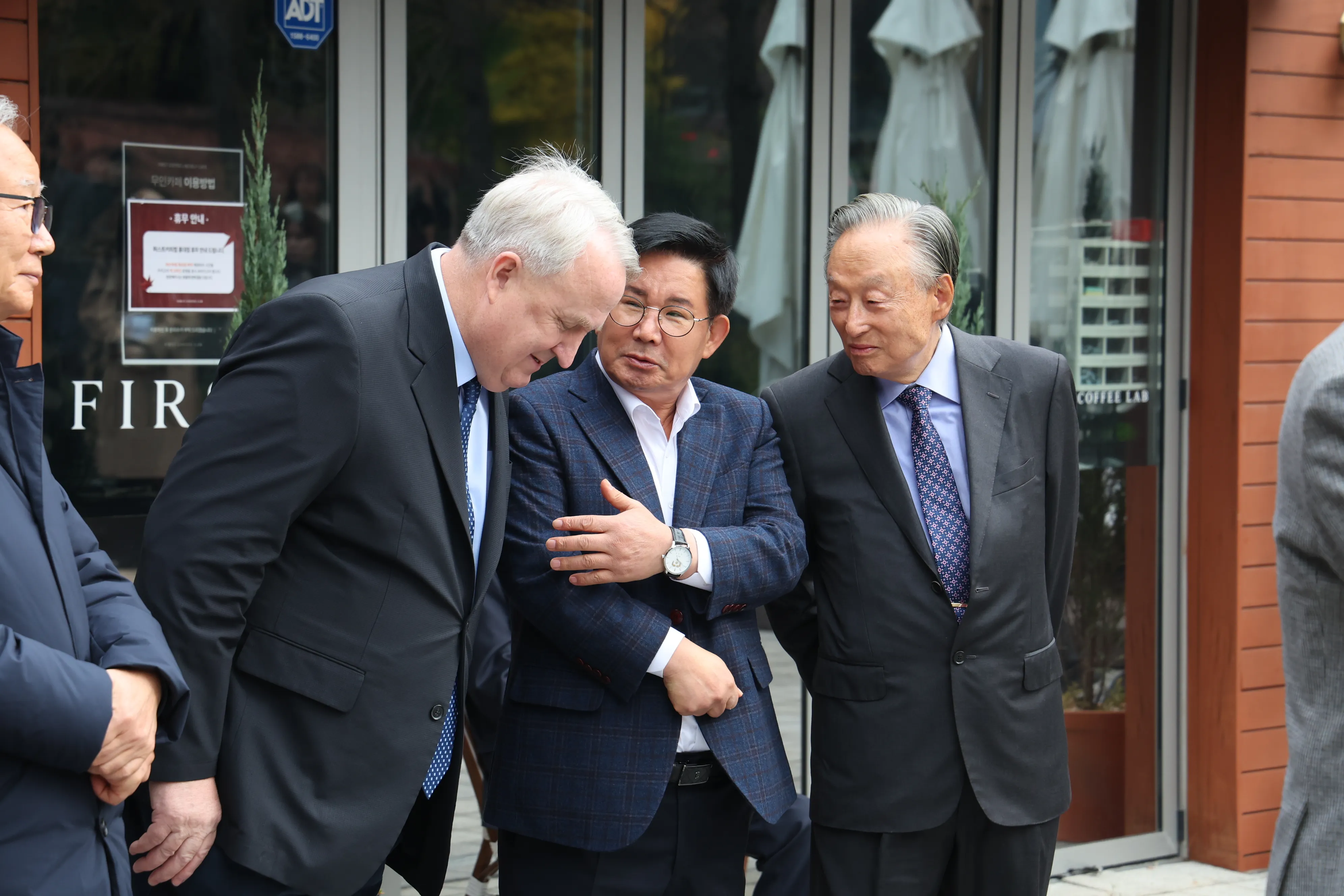 지난 20일 서울 마포구에서 열린 김대중길 명명식 행사가 끝난 뒤 박강수(가운데) 서울 마포구청장이 권노갑(오른쪽) 김대중재단 이사장, 인요한(왼쪽) 국회의원과 동교동 사저 문화재 등록에 대해 이야기 하고 있다.
마포구 제공