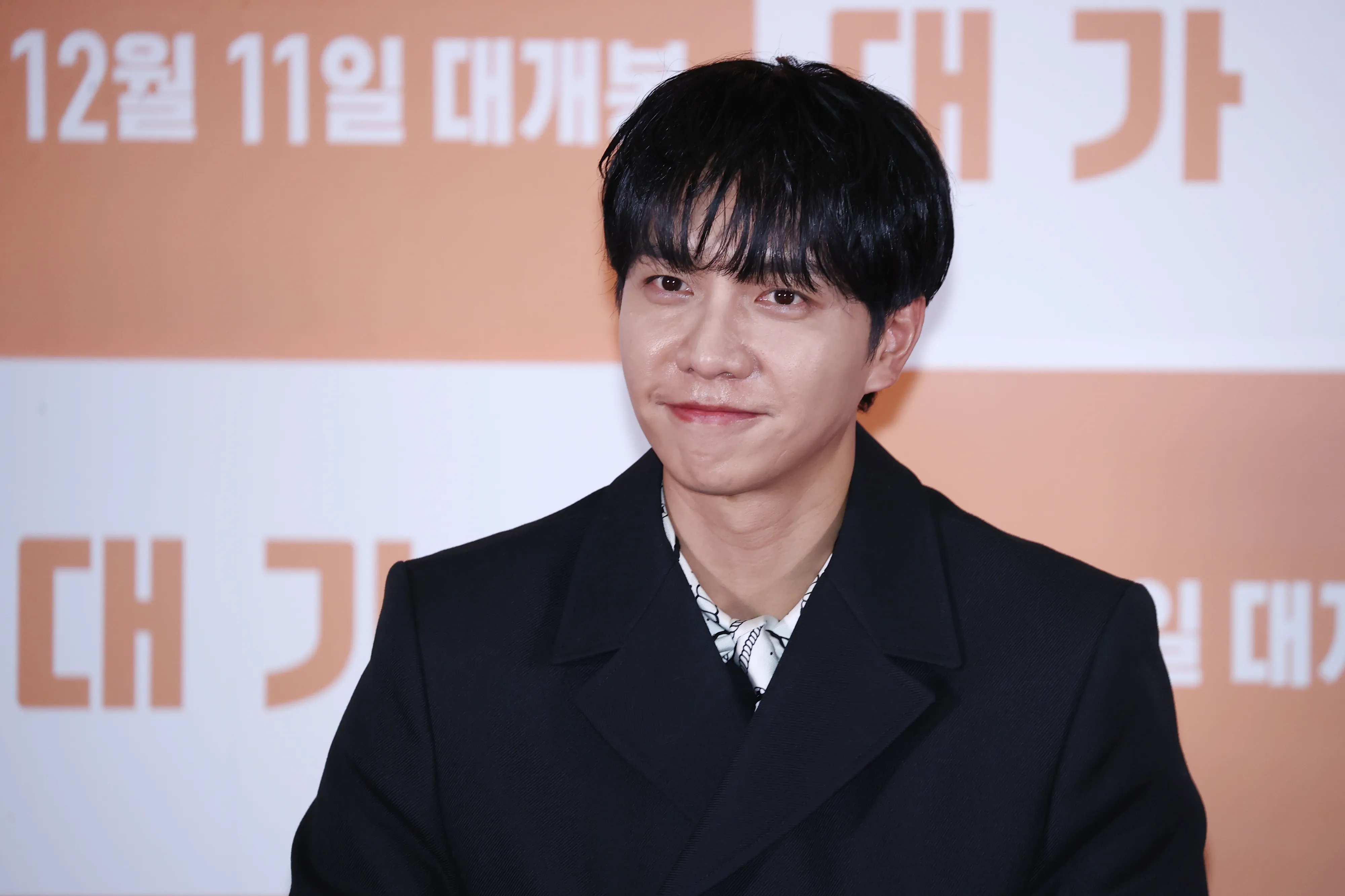 이승기, 행복한 미소  배우 이승기가 21일 오후 서울 송파구 롯데시네마 월드타워에서 열린 영화 ‘대가족’ 언론시사회 및 기자간담회에서 미소 짓고 있다. 2024.11.21 연합뉴스