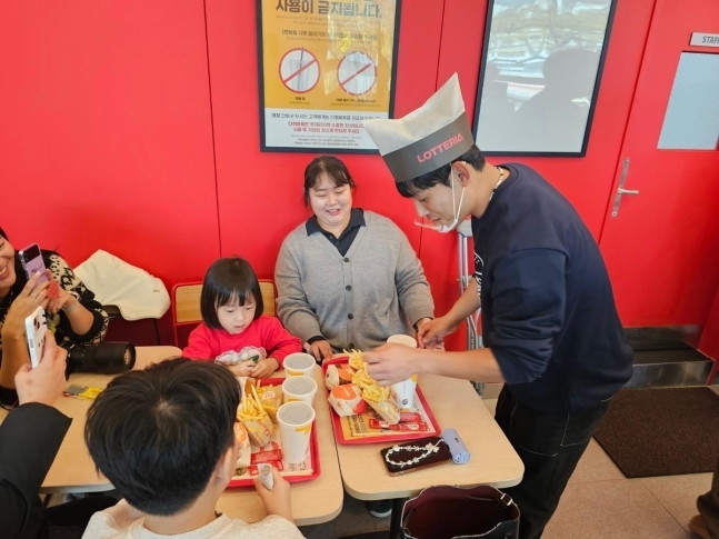 20일 롯데리아 부산 개금점에서 서빙을 하고 있는 롯데 외야수 황성빈(오른쪽). 롯데 자이언츠 제공