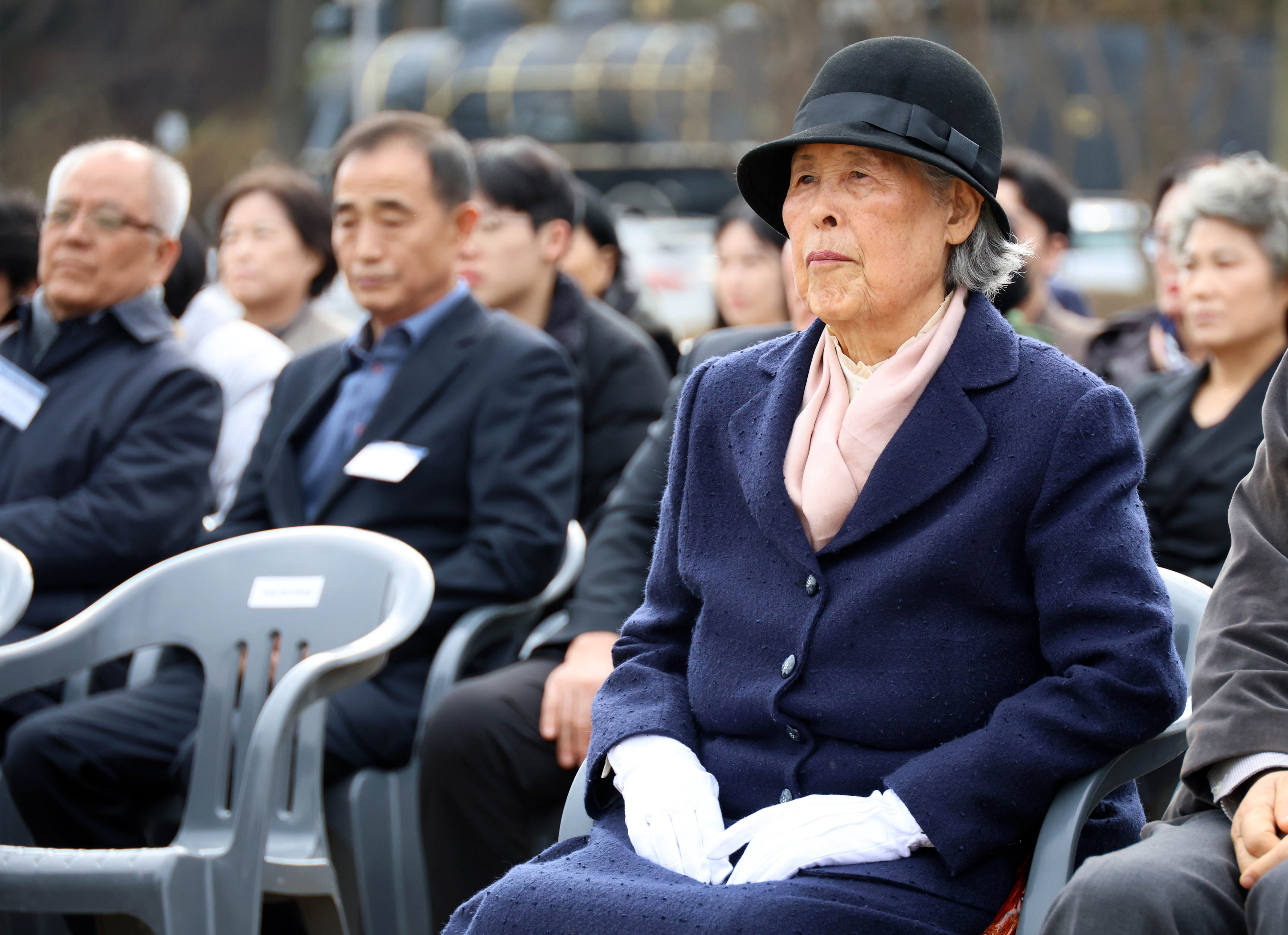 21일 대전 유성구 국립대전현충원에서 열린 제70주년 독도대첩 기념식에서 독도의용수비대 고 홍순칠 대장의 배우자이자 생존 대원인 박영희씨가 동료들의 묘역에서 참배를 기다리고 있다. 2024.11.21 대전 연합뉴스