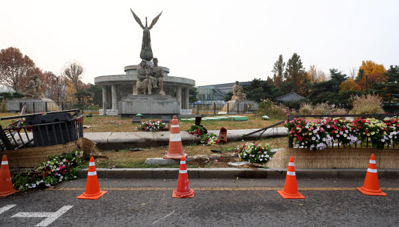 21일 오전 0시15분께 서울 종로구의 청와대 앞 분수광장으로 10대 후반 남성이 운전하던 승용차 한 대가 돌진하는 사고가 발생해 화단과 울타리 등이 파손돼 있다. 2024.11.21. 연합뉴스