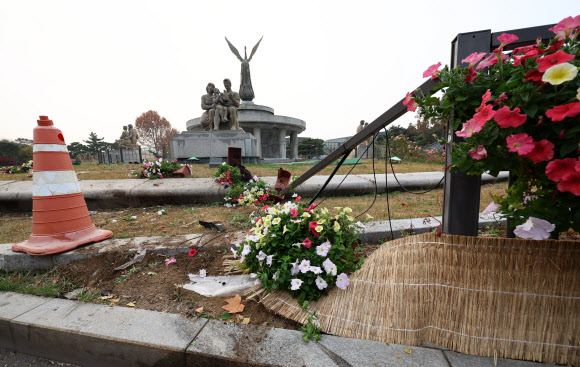21일 오전 0시15분께 서울 종로구의 청와대 앞 분수광장으로 10대 후반 남성이 운전하던 승용차 한 대가 돌진하는 사고가 발생해 화단과 울타리 등이 파손돼 있다. 2024.11.21. 연합뉴스