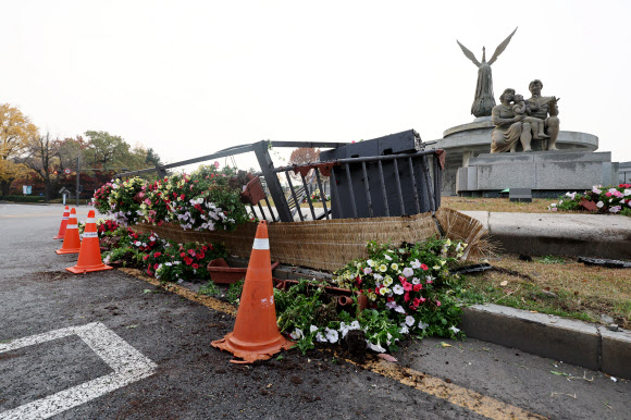 21일 오전 0시15분께 서울 종로구의 청와대 앞 분수광장으로 10대 후반 남성이 운전하던 승용차 한 대가 돌진하는 사고가 발생해 화단과 울타리 등이 파손돼 있다. 2024.11.21. 연합뉴스