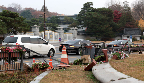 21일 오전 0시15분께 서울 종로구의 청와대 앞 분수광장으로 10대 후반 남성이 운전하던 승용차 한 대가 돌진하는 사고가 발생해 화단과 울타리 등이 파손돼 있다. 2024.11.21. 연합뉴스