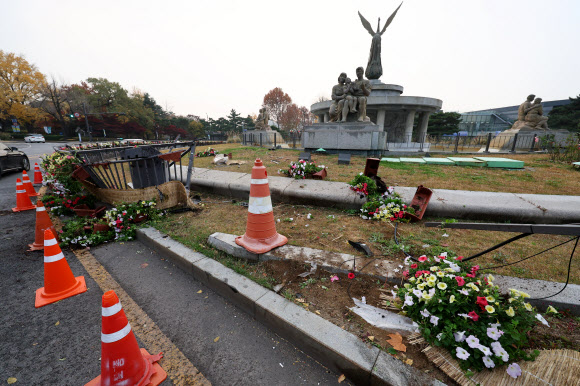 21일 오전 0시15분께 서울 종로구의 청와대 앞 분수광장으로 10대 후반 남성이 운전하던 승용차 한 대가 돌진하는 사고가 발생해 화단과 울타리 등이 파손돼 있다. 2024.11.21. 연합뉴스