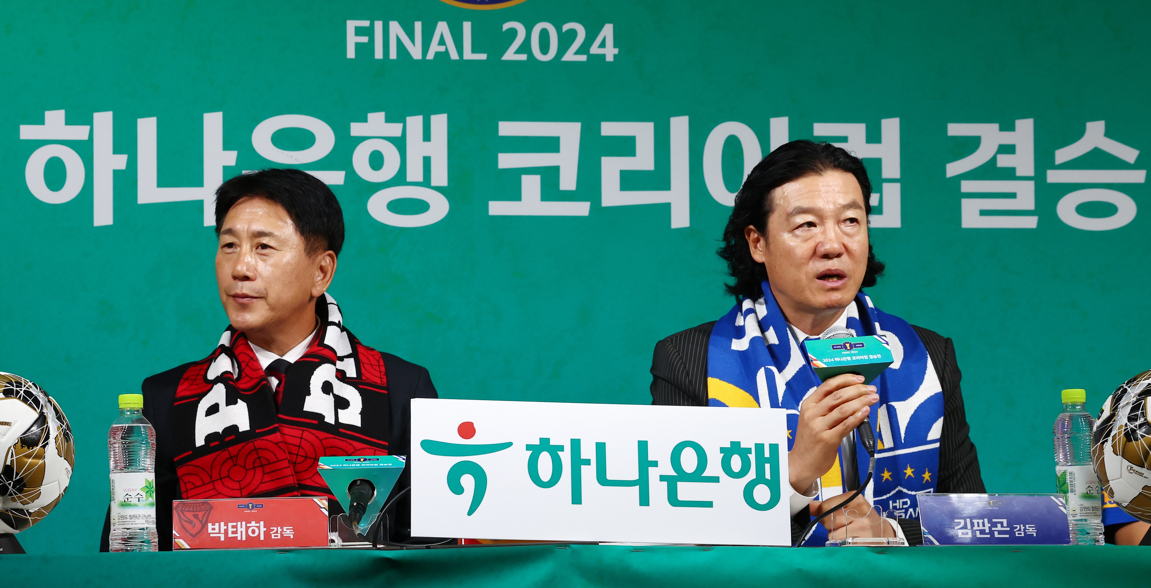 김판곤(오른쪽) 울산 HD 감독이 21일 서울 종로구 축구회관에서 열린 2024 코리아컵 결승 미디어데이에서 박태하 포항 스틸러스 감독의 ‘울산 노쇠화’ 공격에 “노련미가 정확한 표현”이라고 받아치고 있다. 연합뉴스