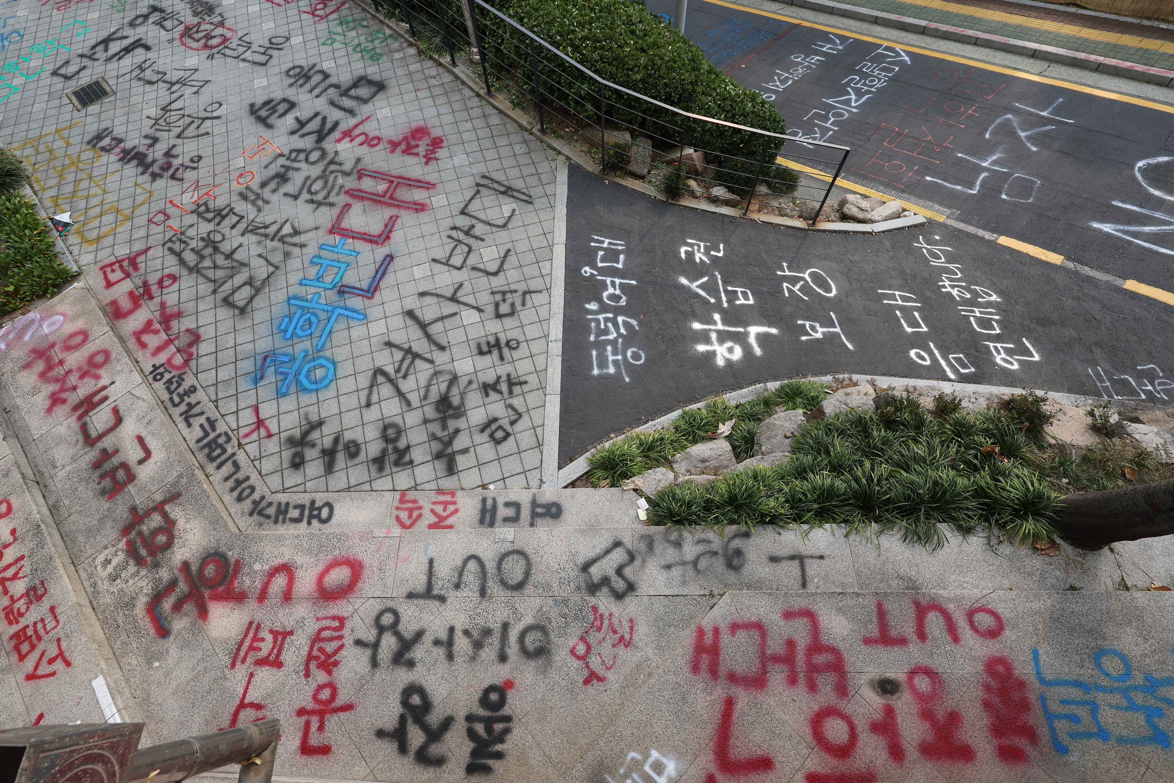 동덕여대 총학생회가 처장단과의 면담에서 남녀 공학 반대 의견을 전달한 21일 오전 서울 성북구 동덕여대 바닥에 공학 반대 문구가 적혀 있다. 2024.11.21 연합뉴스