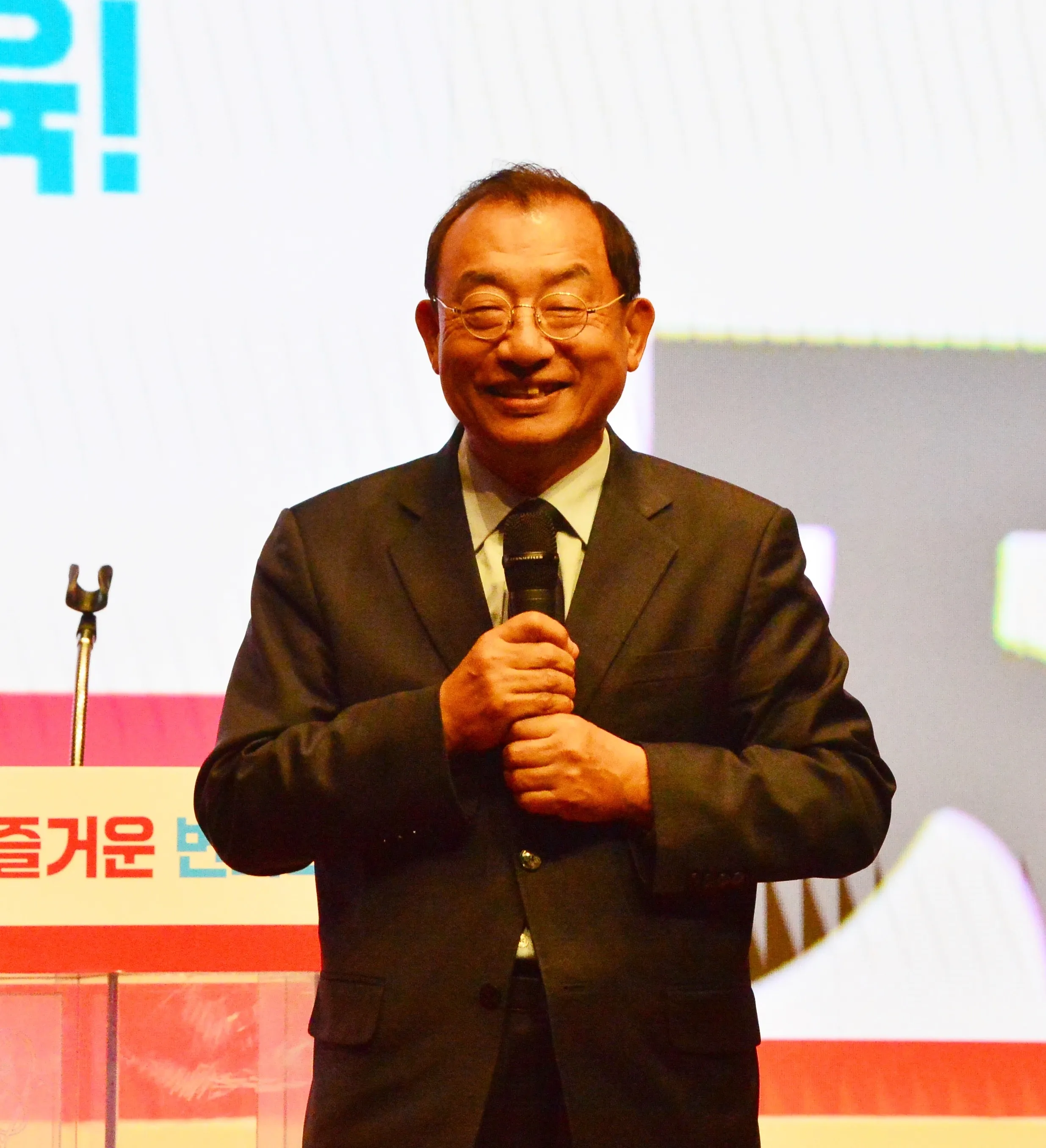 발언하는 이정현 전 대표  21일 충북 청주시 CJB미디어센터에서 열린 국민의힘 충북도당 당원교육 현장에서 이정현 전 새누리당 대표가 발언하고 있다. 뉴시스