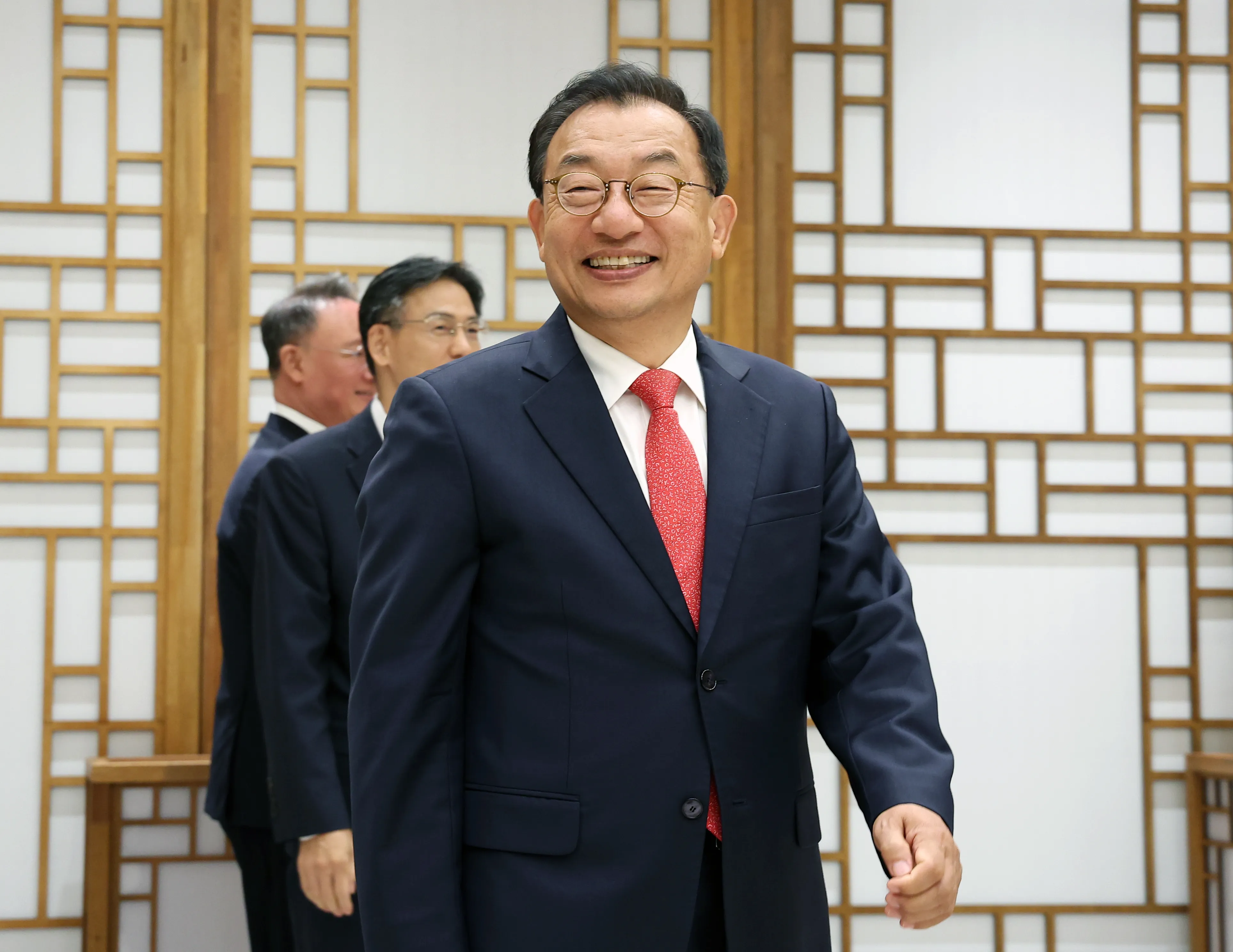 입장하는 이정현 지방시대위원회 부위원장  이정현 지방시대위원회 부위원장이 7일 서울 용산 대통령실 청사에서 열린 대통령 문화체육특별보좌관, 지방시대위원회 위원장·부위원장 위촉장 수여식에 입장하고 있다.  연합뉴스