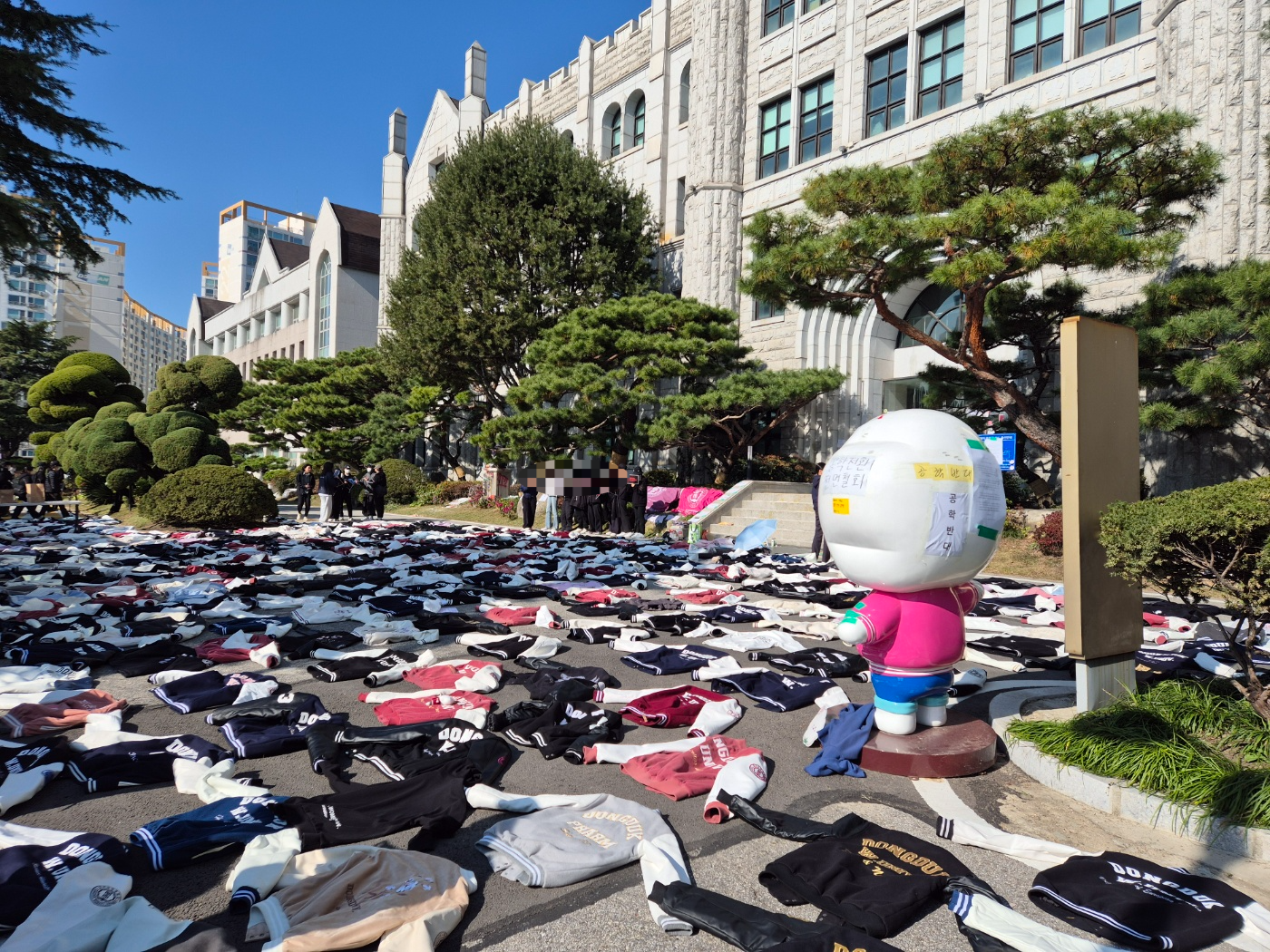 지난 12일 동덕여대 남녀공학 전환에 반대하는 학생들이 오전 11시쯤 서울 성북구 동덕여자대학교에서 열린 기자회견에서 ‘여자대학 공학전환 사기입학 웬말이냐’, ‘대학 본부는 공학전환 철회하라’고 적힌 손팻말을 들고 있다. 송현주 기자