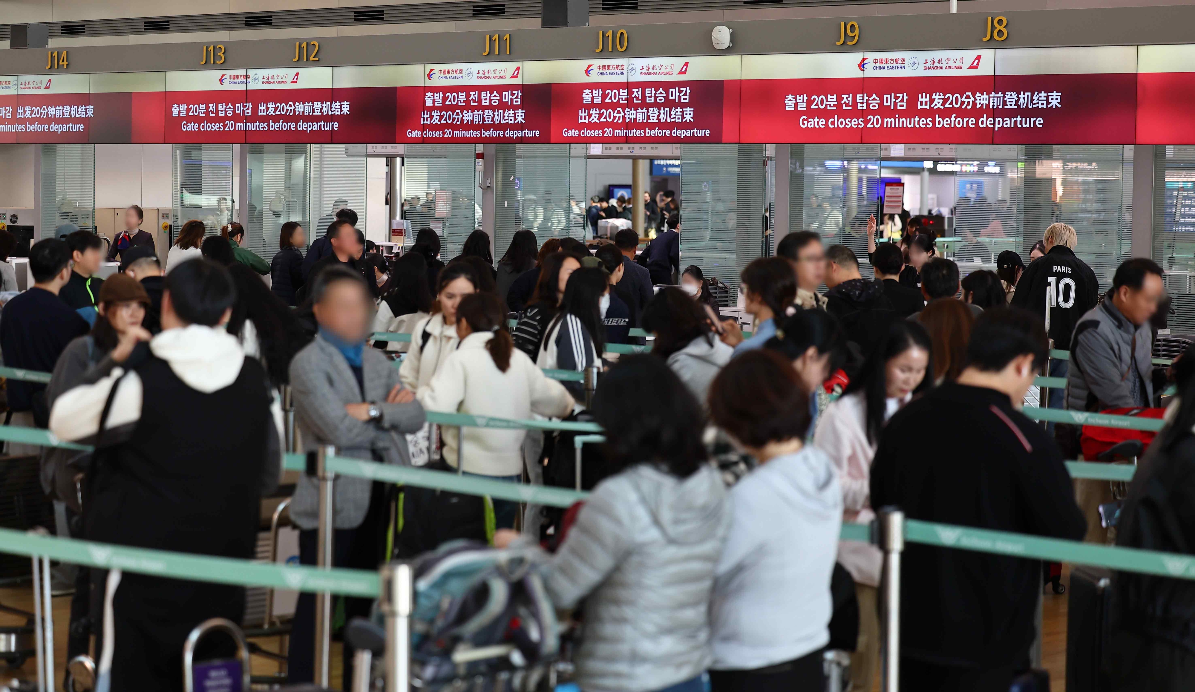 한국 여권 소지자의 중국 무비자 방문이 가능해진 8일 오전 인천국제공항 제1여객터미널 출국장 중국행 항공편 카운터가 여행객 등으로 붐비고 있다. 중국은 지난 1일 한국 등 9개국의 일반 여권 소지자를 대상으로 이날부터 내년 12월 31일까지 ‘일방적 무비자 정책’을 시행한다고 밝혔다. 대상자들은 비즈니스, 관광, 친지·친구 방문, 환승 등 목적으로 15일 이내 기간 중국을 방문할 경우 비자를 발급받지 않아도 된다. 2024.11.8 연합뉴스