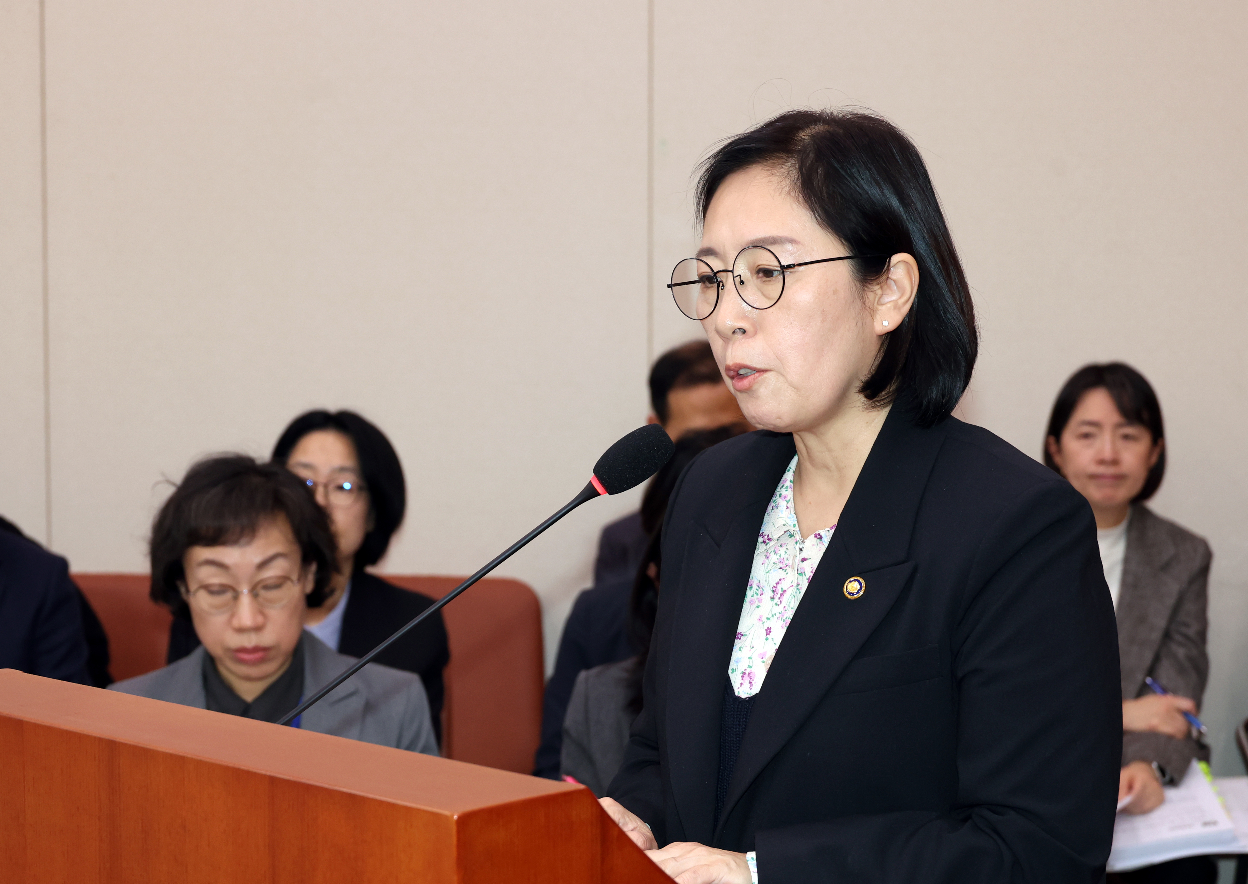 신영숙 여성가족부 장관 직무대행이 18일 서울 여의도 국회에서 열린 제418회국회(정기회) 여성가족위원회 제4차 전체회의에서 2025년도 예산안 제안설명을 하고 있다. 뉴시스