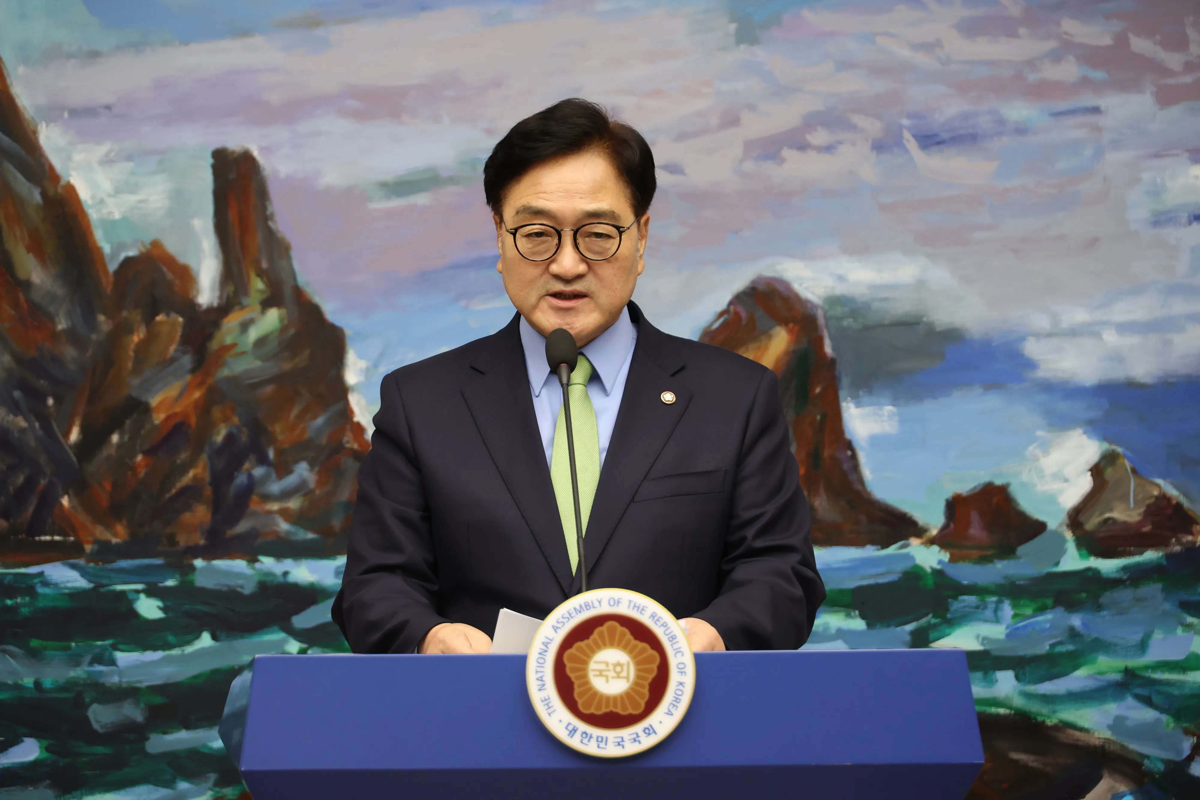 우원식 의장, 채 해병 국조특위 요청  우원식 국회의장이 22일 국회에서 채 해병 순직 사건에 대한 국정조사특별위원회 구성을 양당에 요청하는 기자회견을 하고 있다. 2024.11.22