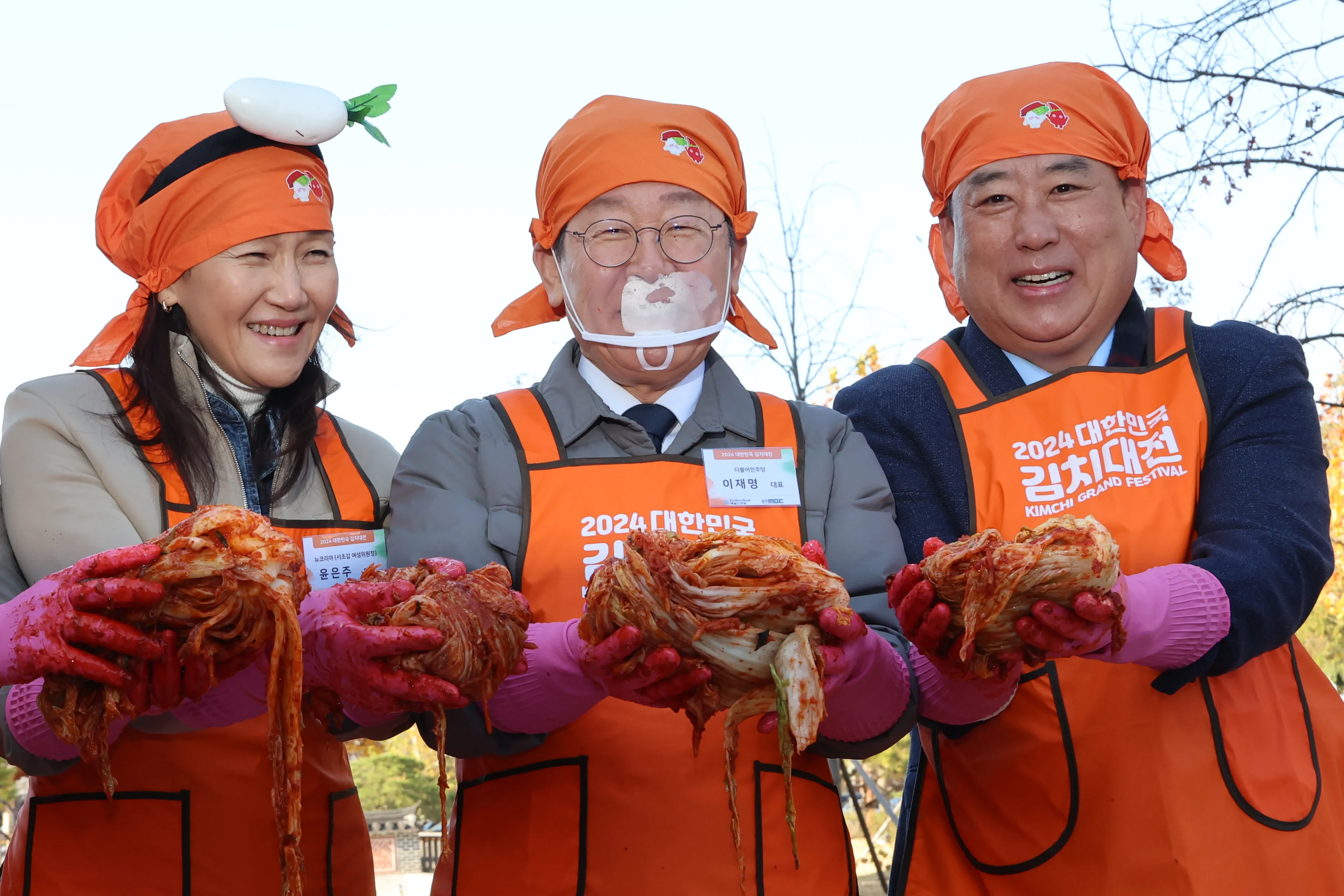 김장하는 이재명 대표  이재명(가운데) 더불어민주당 이재명 대표와 어기구(오른쪽) 국회 농림축산식품해양수산위원장이 22일 국회 소통관 앞마당에서 열린 2024 대한민국 김치 대전에서 참가자들과 김장하고 있다. 2024.11.22