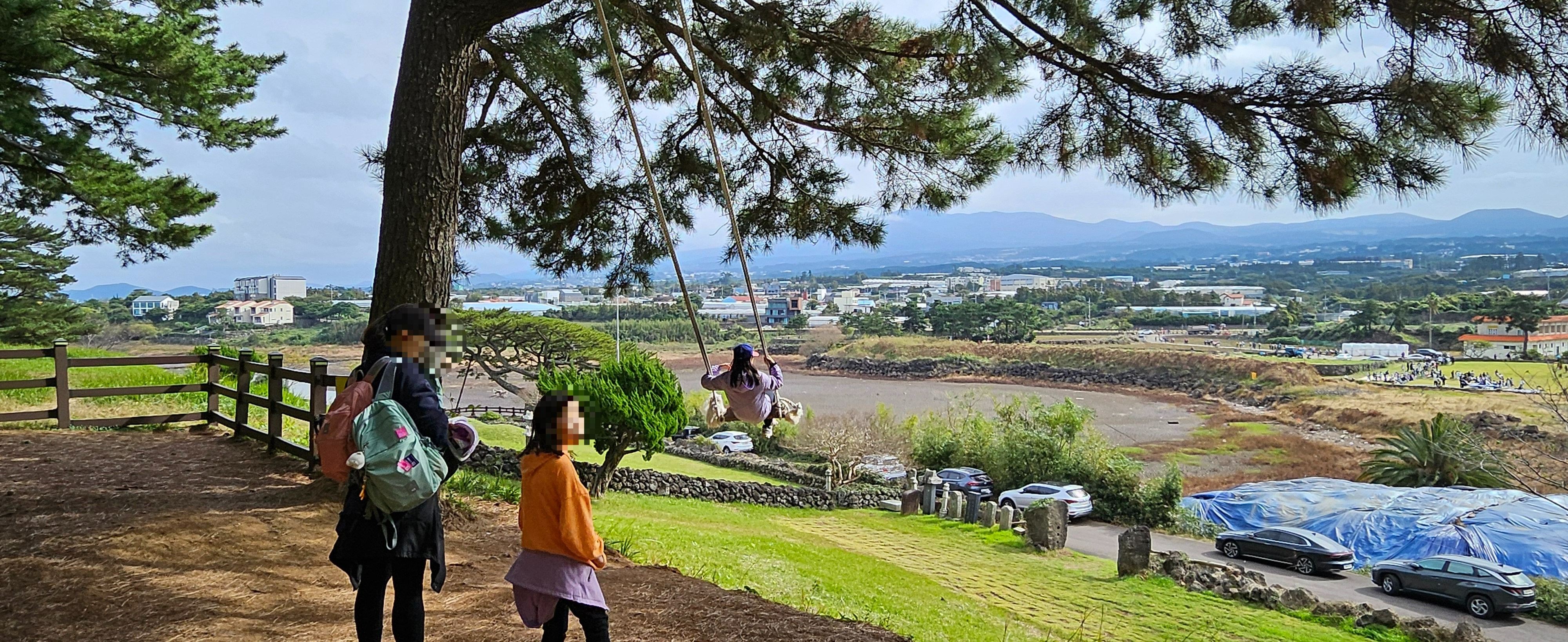 수산봉 저수지 쪽  인생샷 찍는 그네에서 사람들이 그네타기 위해 기다리고 있다. 제주 강동삼 기자