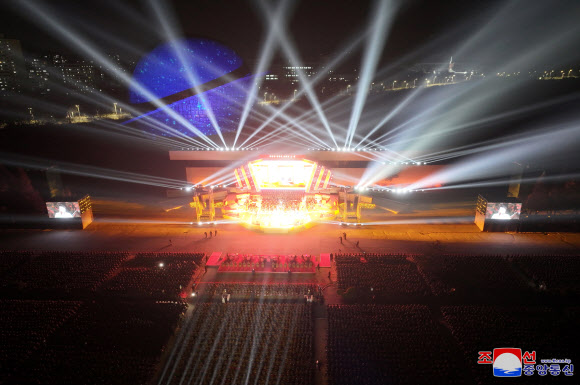 김정은 북한 국무위원장이 참석한 가운데 21일 개막된 무장장비전시회 ‘국방발전 - 2024’를 기념하는 음악회가 진행되었다고 조선중앙통신이 22일 보도했다.2024.11.22 평양 조선중앙통신=연합뉴스