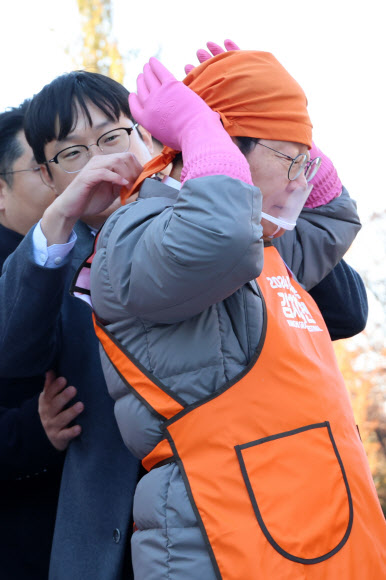 더불어민주당 이재명 대표가 22일 오후 서울 여의도 국회 소통관 앞마당에서 열린 2024 대한민국 김치대전에서 김장을 하기 위해 복장을 갖추고 있다. 2024.11.22 연합뉴스