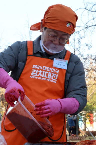 더불어민주당 이재명 대표가 22일 오후 서울 여의도 국회 소통관 앞마당에서 열린 2024 대한민국 김치대전에서 김장을 하고 있다. 2024.11.22 연합뉴스
