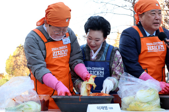 더불어민주당 이재명 대표가 22일 오후 서울 여의도 국회 소통관 앞마당에서 열린 2024 대한민국 김치대전에서 김장을 하고 있다. 2024.11.22 연합뉴스