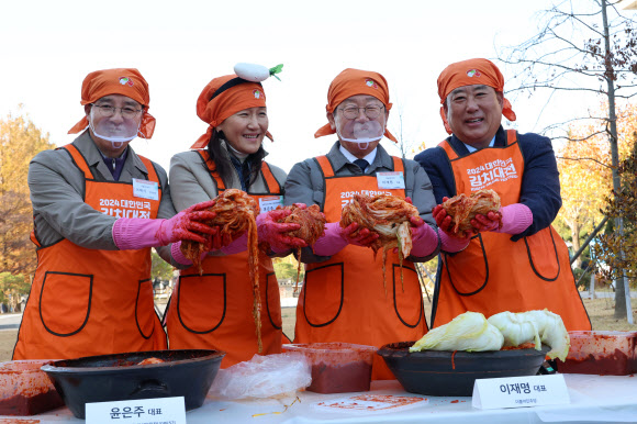 더불어민주당 이재명 대표(오른쪽 두 번째)가 22일 오후 서울 여의도 국회 소통관 앞마당에서 열린 2024 대한민국 김치대전에서 참가자들과 김치를 들고 포즈를 취하고 있다. 2024.11.22 연합뉴스